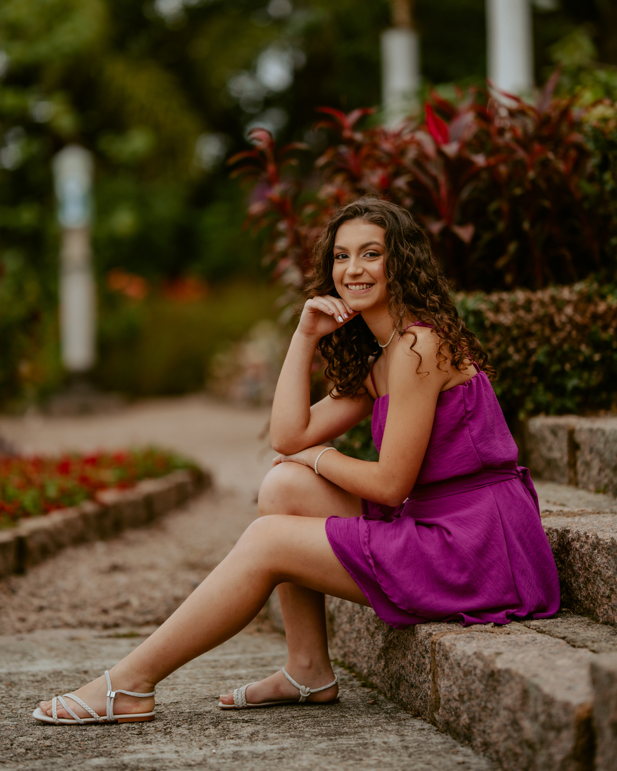 Ensaio de 15 anos debutante no Castelo Belvedere em 13 de Maio Santa Catarina, fotos de debutante em jardim, escadaria, charrete e castelo, ensaio feminino elegante com vestido azul e rosa, fotografia profissional de 15 anos com vestido princesa 