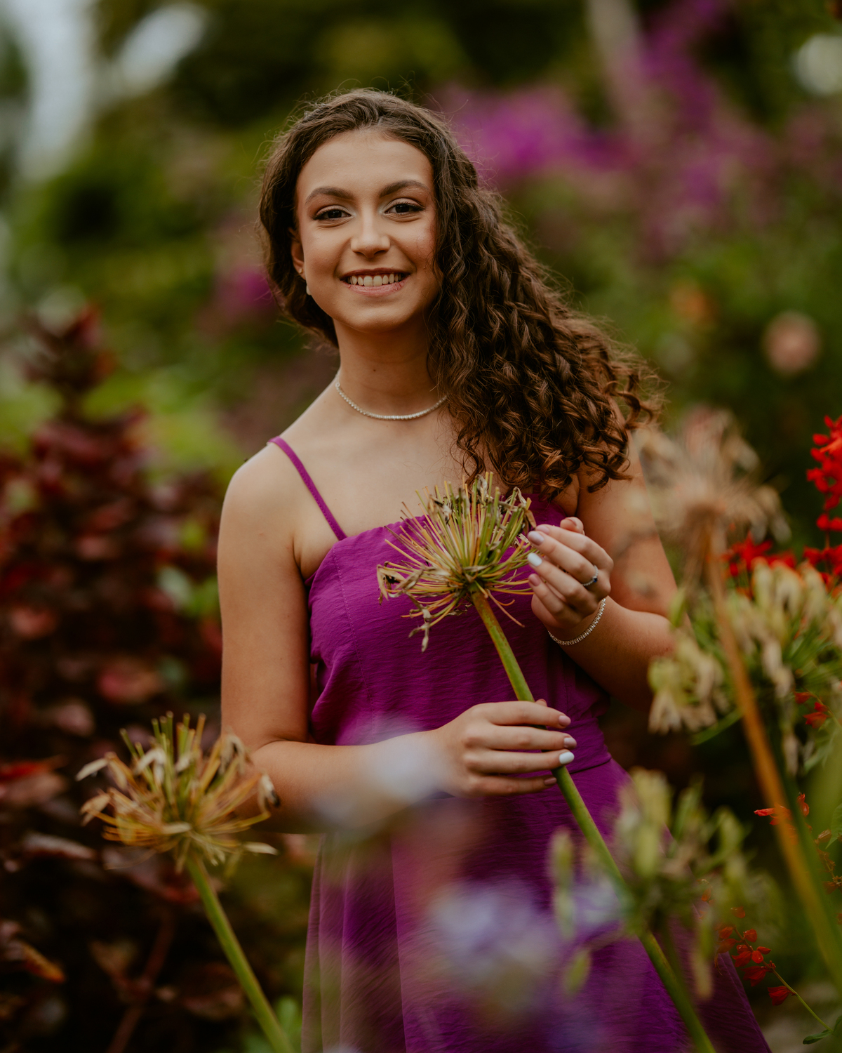 Ensaio de 15 anos debutante no Castelo Belvedere em 13 de Maio Santa Catarina, fotos de debutante em jardim, escadaria, charrete e castelo, ensaio feminino elegante com vestido azul e rosa, fotografia profissional de 15 anos com vestido princesa 