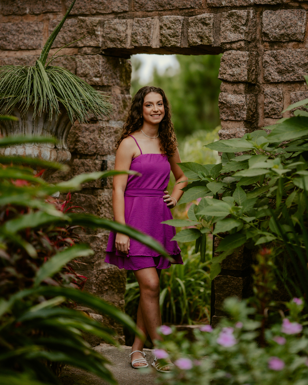 Ensaio de 15 anos debutante no Castelo Belvedere em 13 de Maio Santa Catarina, fotos de debutante em jardim, escadaria, charrete e castelo, ensaio feminino elegante com vestido azul e rosa, fotografia profissional de 15 anos com vestido princesa 