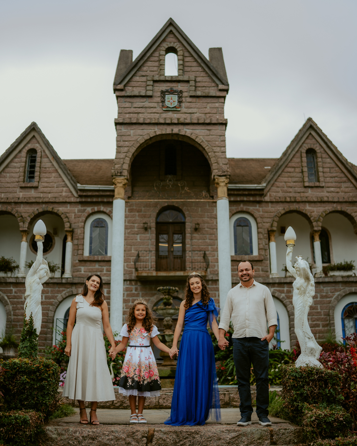 Ensaio de 15 anos debutante no Castelo Belvedere em 13 de Maio Santa Catarina, fotos de debutante em jardim, escadaria, charrete e castelo, ensaio feminino elegante com vestido azul e rosa, fotografia profissional de 15 anos com vestido princesa 