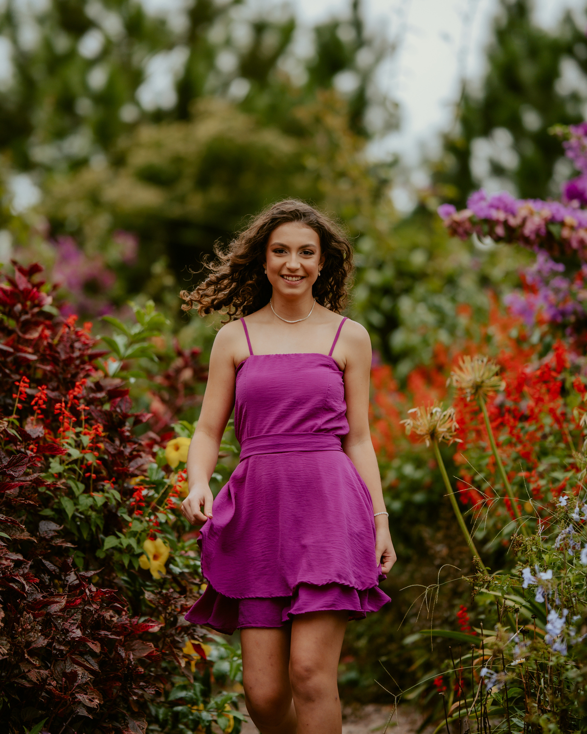 Ensaio de 15 anos debutante no Castelo Belvedere em 13 de Maio Santa Catarina, fotos de debutante em jardim, escadaria, charrete e castelo, ensaio feminino elegante com vestido azul e rosa, fotografia profissional de 15 anos com vestido princesa 