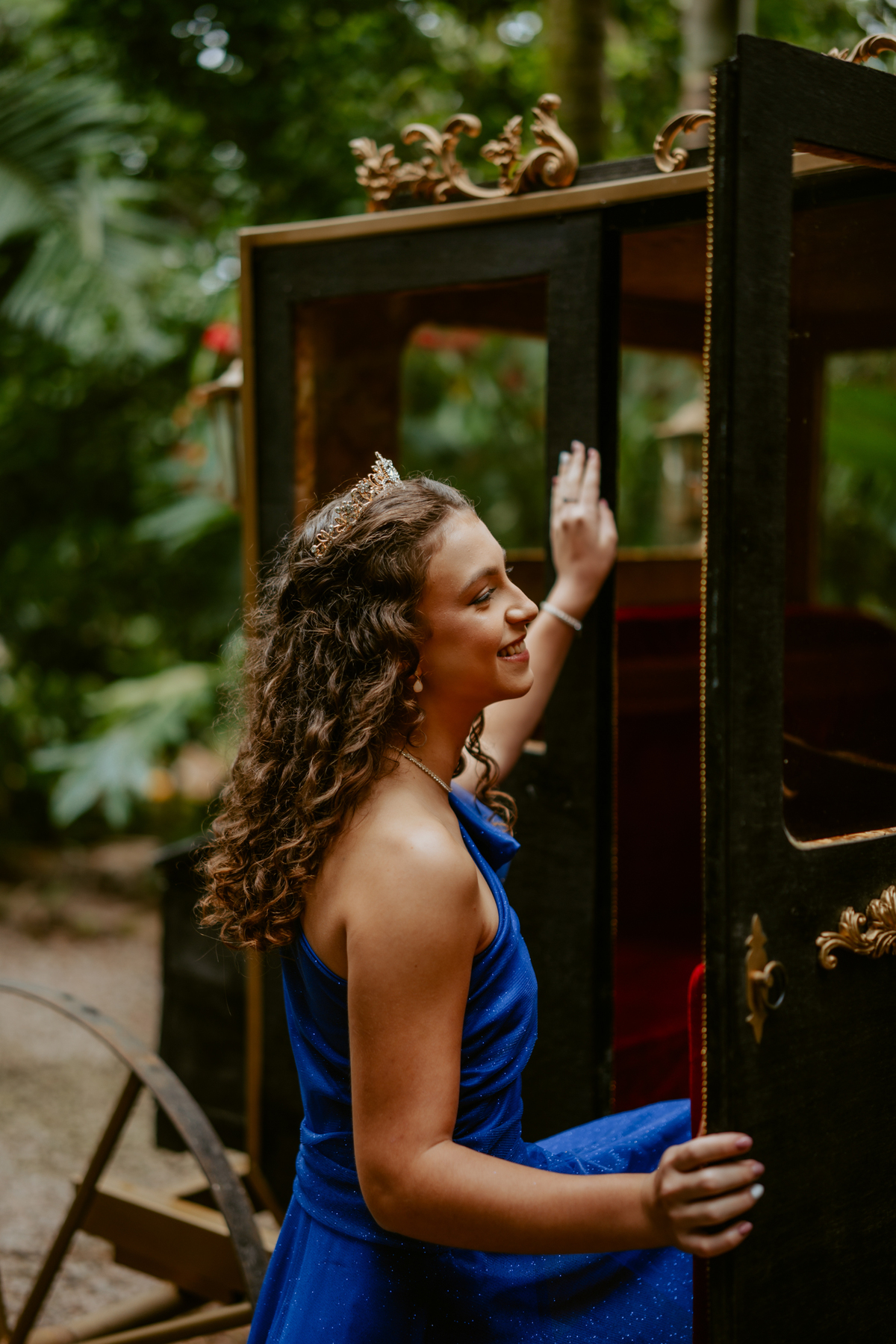 Ensaio de 15 anos debutante no Castelo Belvedere em 13 de Maio Santa Catarina, fotos de debutante em jardim, escadaria, charrete e castelo, ensaio feminino elegante com vestido azul e rosa, fotografia profissional de 15 anos na carruagem de princesa 