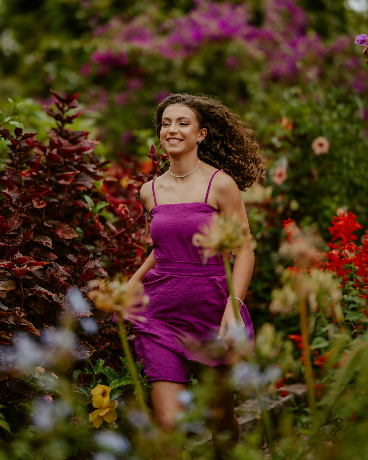 Ensaio de 15 anos debutante no Castelo Belvedere em 13 de Maio Santa Catarina, fotos de debutante em jardim, escadaria, charrete e castelo, ensaio feminino elegante com vestido azul e rosa, fotografia profissional de 15 anos com vestido princesa 