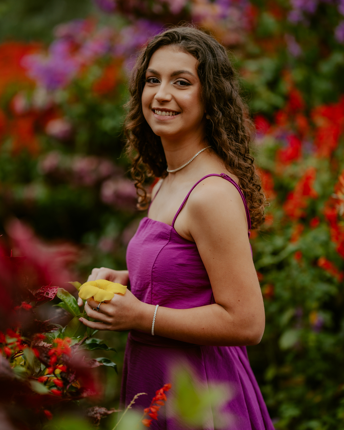 Ensaio de 15 anos debutante no Castelo Belvedere em 13 de Maio Santa Catarina, fotos de debutante em jardim, escadaria, charrete e castelo, ensaio feminino elegante com vestido azul e rosa, fotografia profissional de 15 anos com vestido princesa 