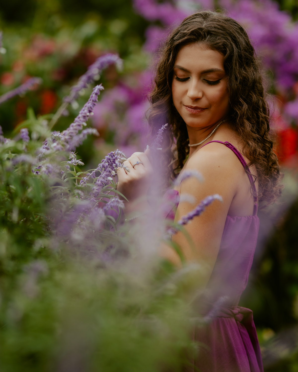 Ensaio de 15 anos debutante no Castelo Belvedere em 13 de Maio Santa Catarina, fotos de debutante em jardim, escadaria, charrete e castelo, ensaio feminino elegante com vestido azul e rosa, fotografia profissional de 15 anos com vestido princesa 
