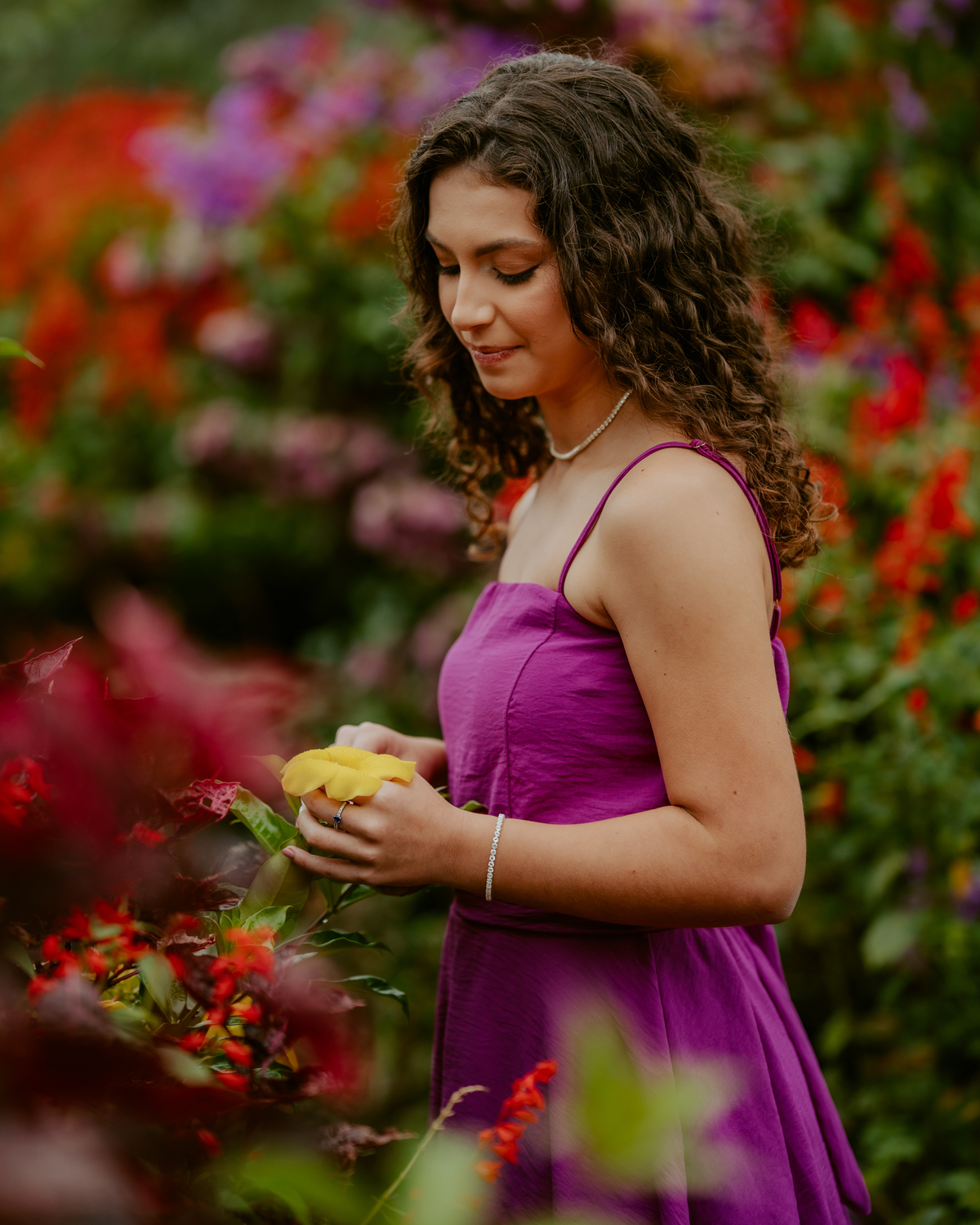 Ensaio de 15 anos debutante no Castelo Belvedere em 13 de Maio Santa Catarina, fotos de debutante em jardim, escadaria, charrete e castelo, ensaio feminino elegante com vestido azul e rosa, fotografia profissional de 15 anos com vestido princesa 