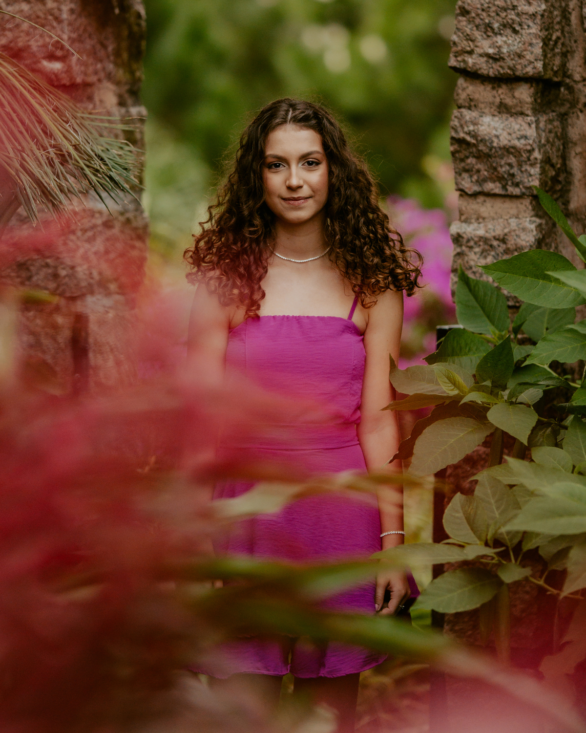 Ensaio de 15 anos debutante no Castelo Belvedere em 13 de Maio Santa Catarina, fotos de debutante em jardim, escadaria, charrete e castelo, ensaio feminino elegante com vestido azul e rosa, fotografia profissional de 15 anos com vestido princesa 