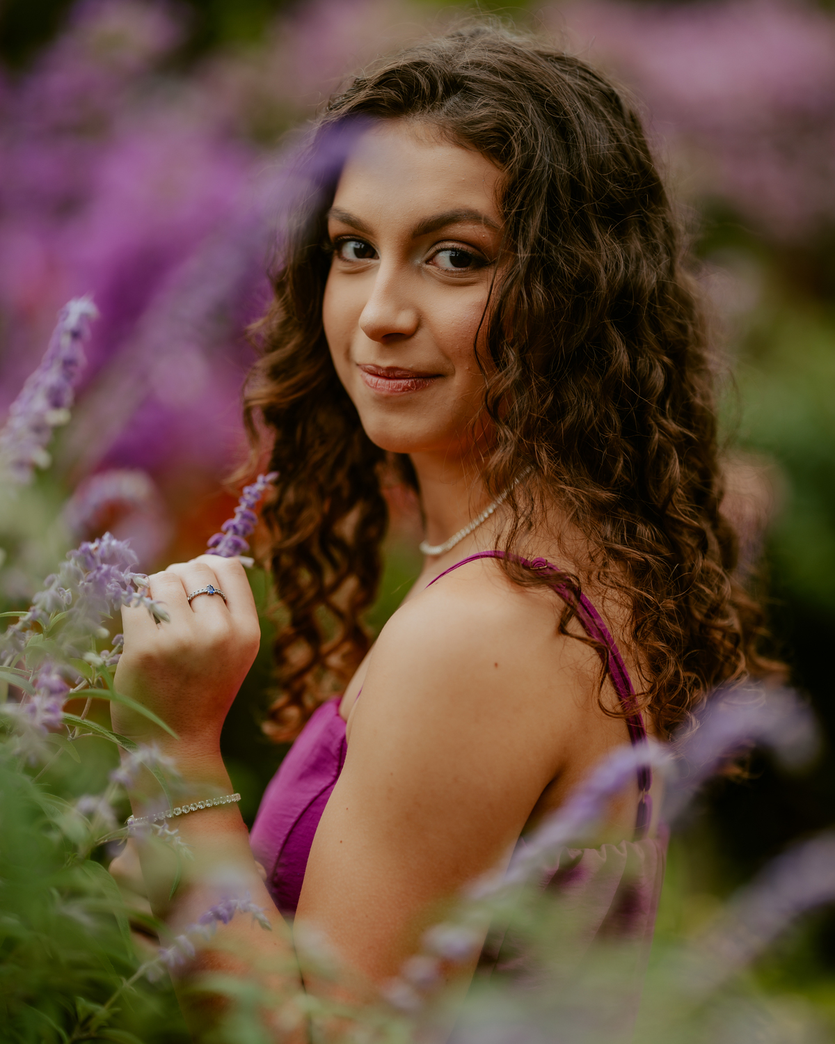Ensaio de 15 anos debutante no Castelo Belvedere em 13 de Maio Santa Catarina, fotos de debutante em jardim, escadaria, charrete e castelo, ensaio feminino elegante com vestido azul e rosa, fotografia profissional de 15 anos com vestido princesa 