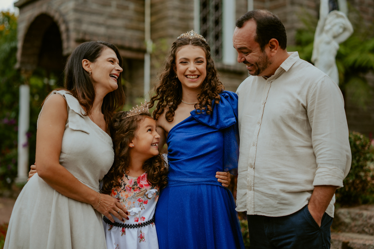 Ensaio de 15 anos debutante no Castelo Belvedere em 13 de Maio Santa Catarina, fotos de debutante em jardim, escadaria, charrete e castelo, ensaio feminino elegante com vestido azul e rosa, fotografia profissional de 15 anos com vestido princesa 