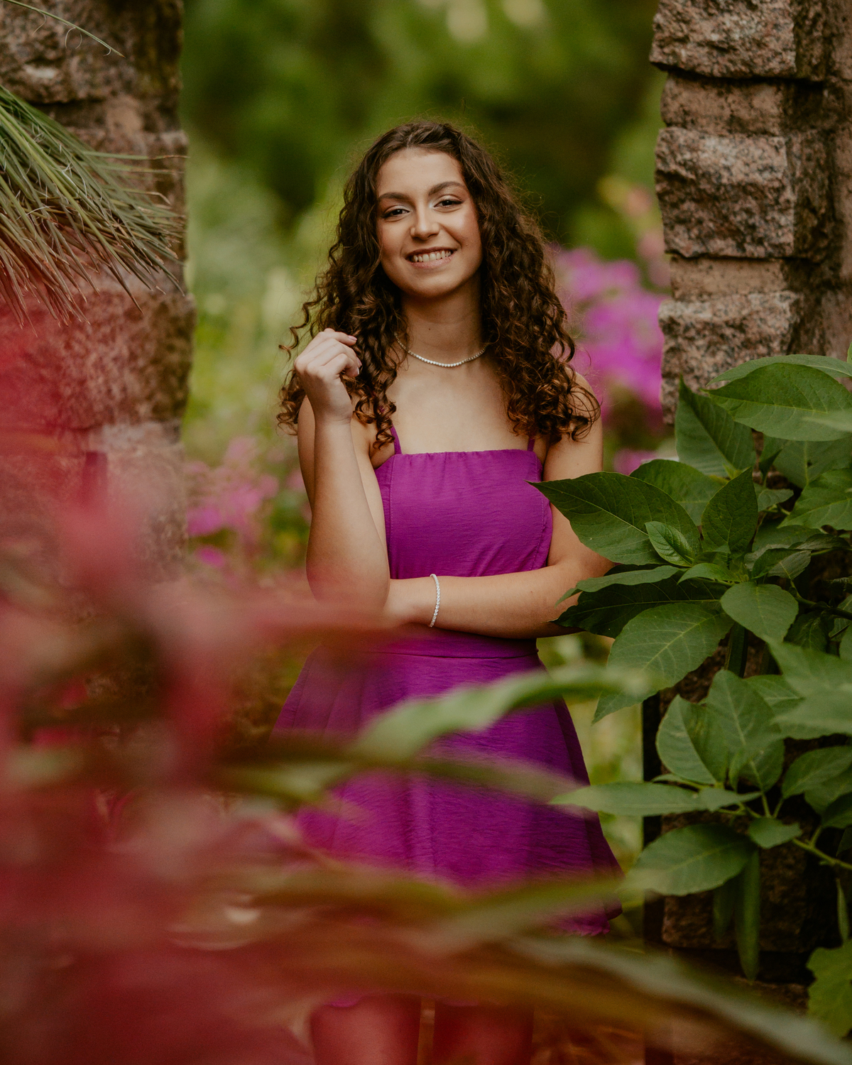 Ensaio de 15 anos debutante no Castelo Belvedere em 13 de Maio Santa Catarina, fotos de debutante em jardim, escadaria, charrete e castelo, ensaio feminino elegante com vestido azul e rosa, fotografia profissional de 15 anos com vestido princesa 