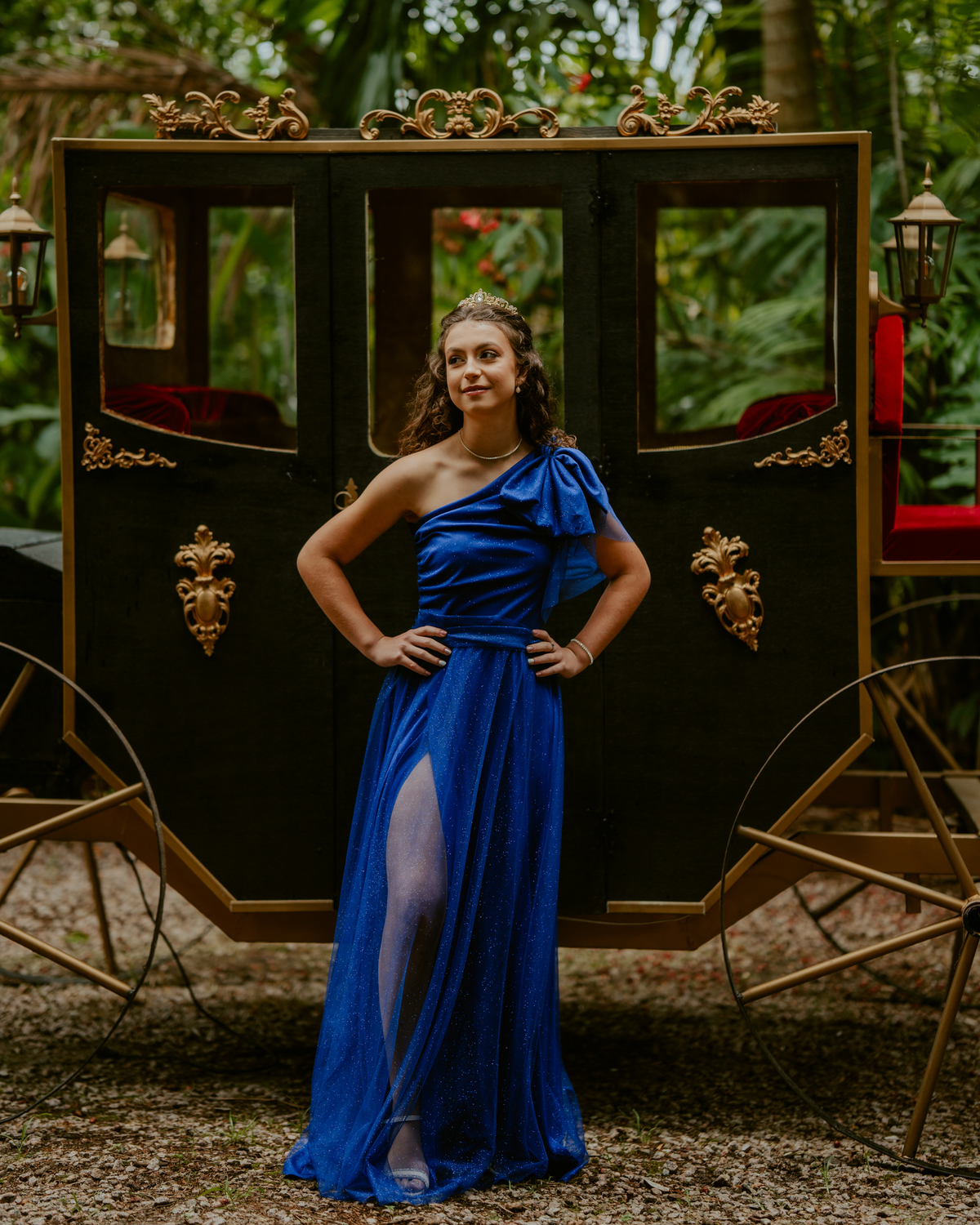 Ensaio de 15 anos debutante no Castelo Belvedere em 13 de Maio Santa Catarina, fotos de debutante em jardim, escadaria, charrete e castelo, ensaio feminino elegante com vestido azul e rosa, fotografia profissional de 15 anos na carruagem de princesa 