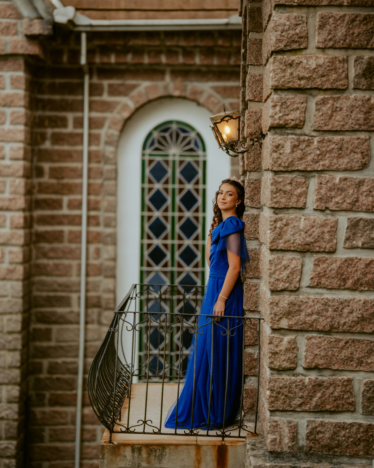 Ensaio de 15 anos debutante no Castelo Belvedere em 13 de Maio Santa Catarina, fotos de debutante em jardim, escadaria, charrete e castelo, ensaio feminino elegante com vestido azul e rosa, fotografia profissional de 15 anos com vestido princesa 