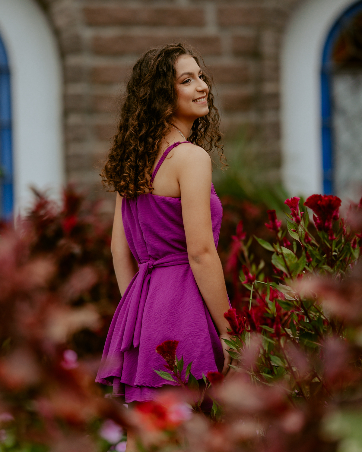 Ensaio de 15 anos debutante no Castelo Belvedere em 13 de Maio Santa Catarina, fotos de debutante em jardim, escadaria, charrete e castelo, ensaio feminino elegante com vestido azul e rosa, fotografia profissional de 15 anos com vestido princesa 