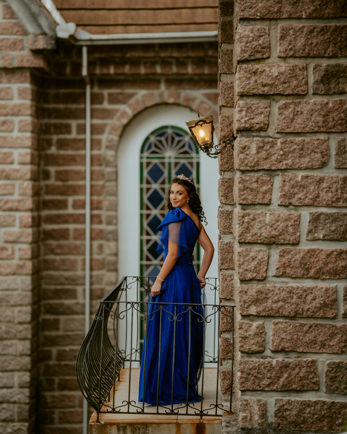 Ensaio de 15 anos debutante no Castelo Belvedere em 13 de Maio Santa Catarina, fotos de debutante em jardim, escadaria, charrete e castelo, ensaio feminino elegante com vestido azul e rosa, fotografia profissional de 15 anos com vestido princesa 