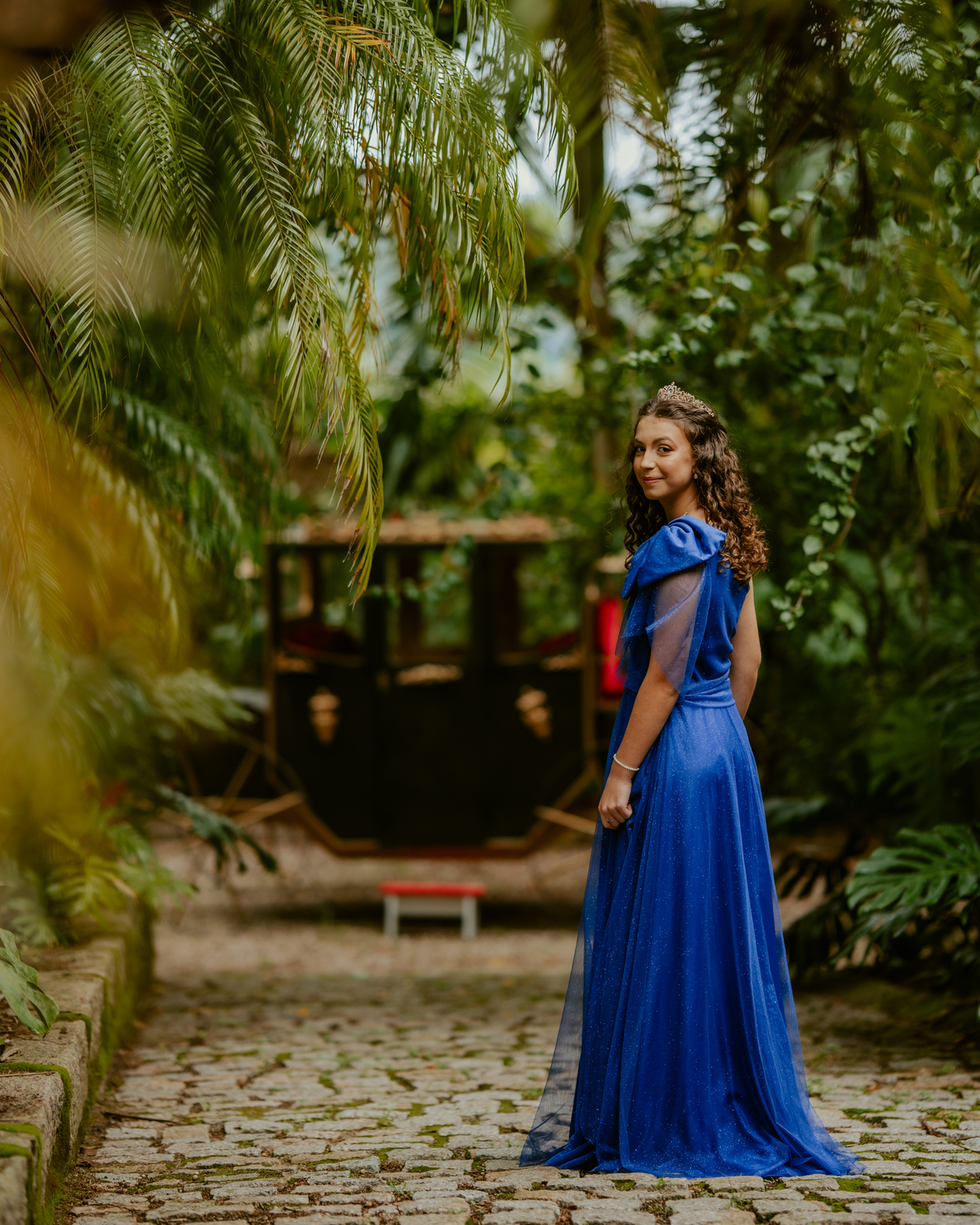 Ensaio de 15 anos debutante no Castelo Belvedere em 13 de Maio Santa Catarina, fotos de debutante em jardim, escadaria, charrete e castelo, ensaio feminino elegante com vestido azul e rosa, fotografia profissional de 15 anos na carruagem de princesa 