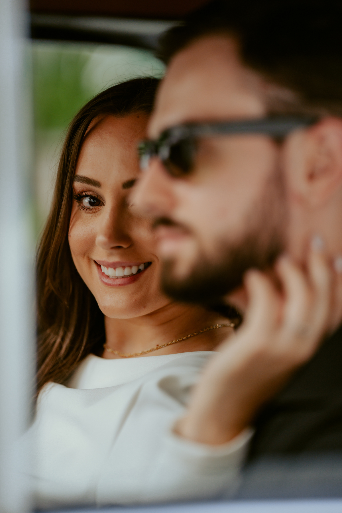 Casal apaixonado em ensaio pré-wedding com arquitetura clássica ao fundo em Balneário Camboriú, composição elegante, roupas sofisticadas preto e branco, fotografia emocional e moderna para casamento