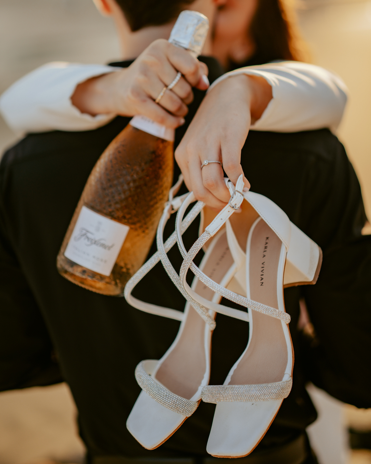 Ensaio pré-wedding na orla de Balneário Camboriú próximo à roda gigante FG Big Wheel, casal sorrindo e brindando com champagne no pier, fotografia espontânea, moderna e romântica com skyline e luz dourada