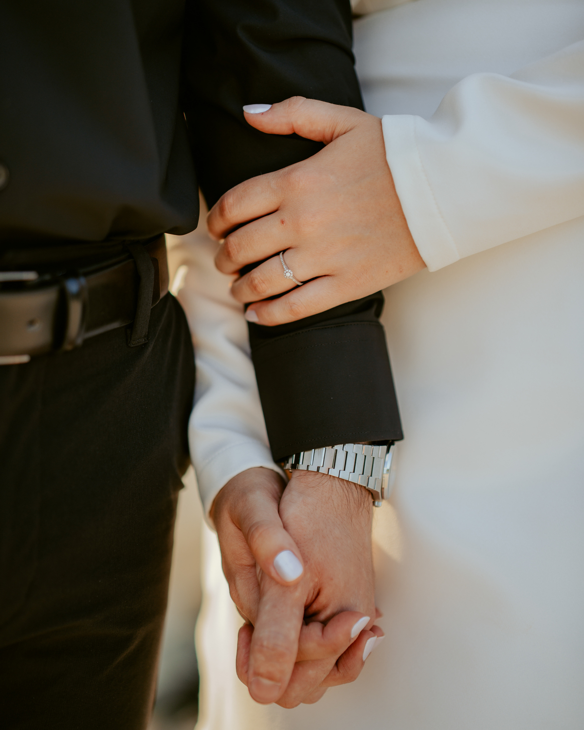 Casal em ensaio pré-wedding na roda gigante FG Big Wheel em Balneário Camboriú, fotos na orla e pier com vista para o mar e prédios, estilo moderno e romântico com luz de pôr do sol e atmosfera urbana sofisticada
