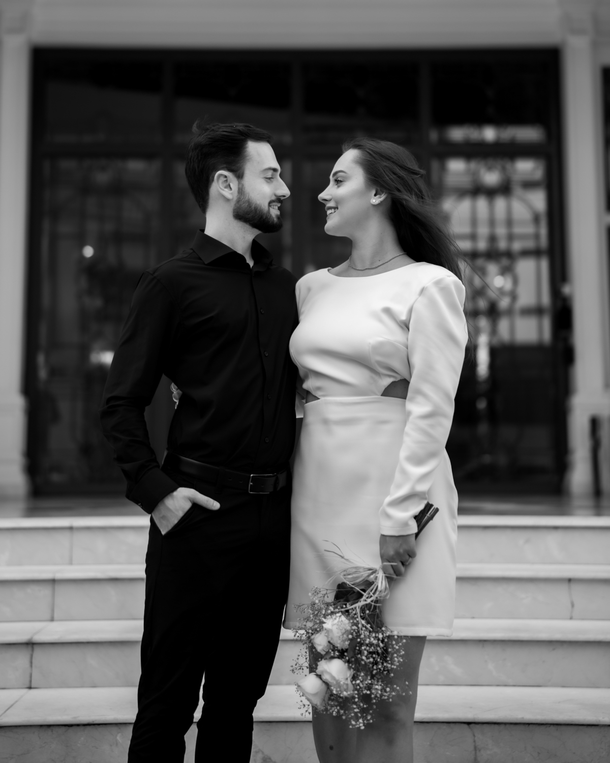 Casal em ensaio pré-wedding urbano elegante com Fusca clássico em Balneário Camboriú, cenário com fachada imponente, estilo contemporâneo e romântico, fotografia profissional com luz natural e composição sofisticada