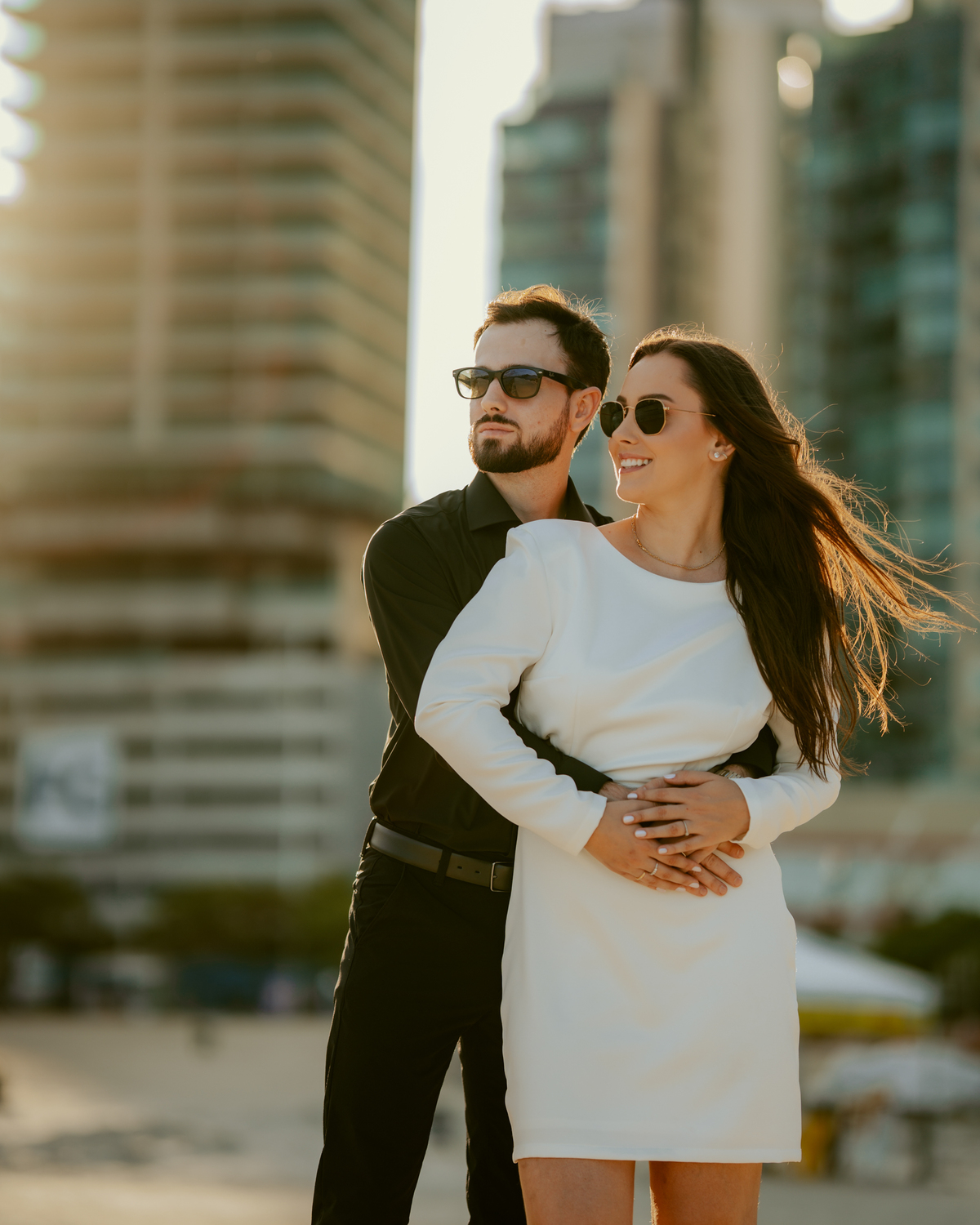 Ensaio pré-wedding de Gabi e Henrique na FG Big Wheel roda gigante de Balneário Camboriú, casal caminhando no pier da orla ao pôr do sol, fotografia urbana romântica com skyline ao fundo e luz dourada cinematográfica
