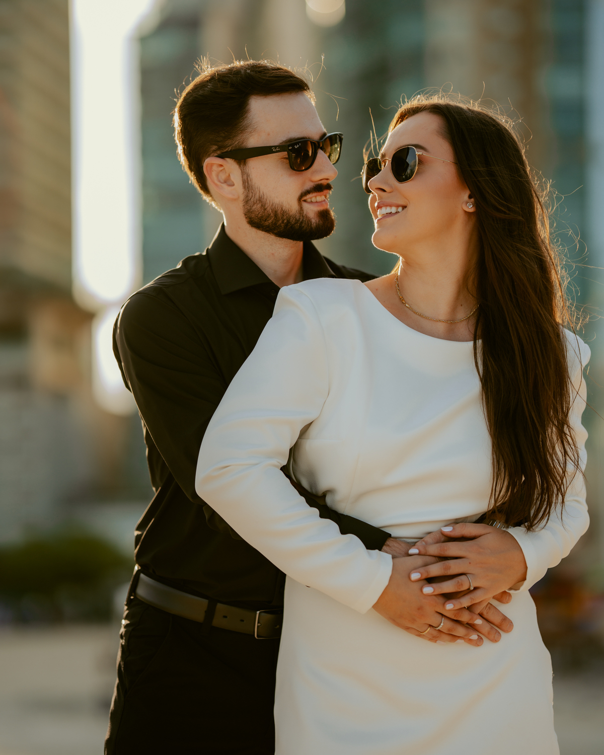 Ensaio pré-wedding de Gabi e Henrique na FG Big Wheel roda gigante de Balneário Camboriú, casal caminhando no pier da orla ao pôr do sol, fotografia urbana romântica com skyline ao fundo e luz dourada cinematográfica