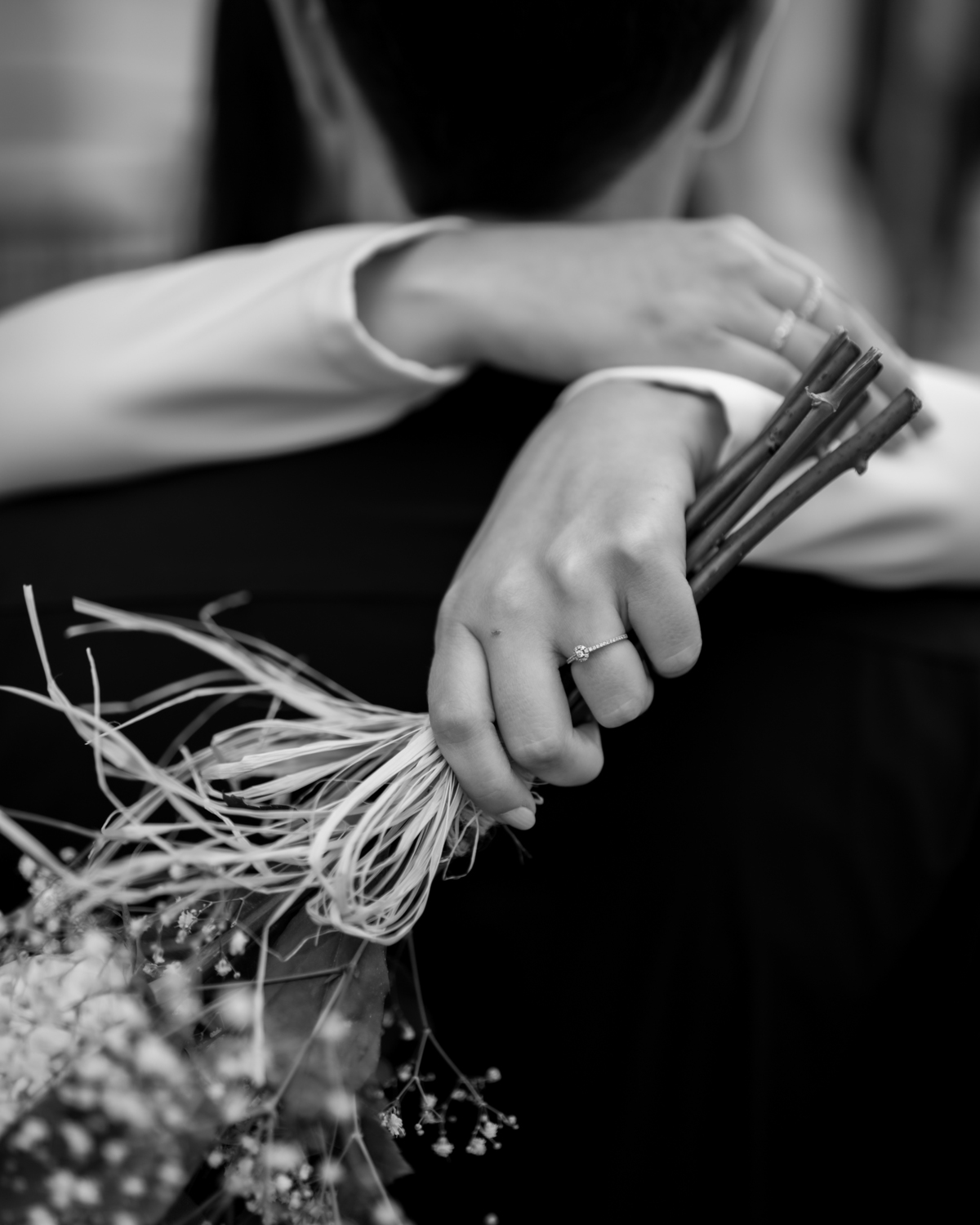 Casal em ensaio pré-wedding urbano elegante com Fusca clássico em Balneário Camboriú, cenário com fachada imponente, estilo contemporâneo e romântico, fotografia profissional com luz natural e composição sofisticada
