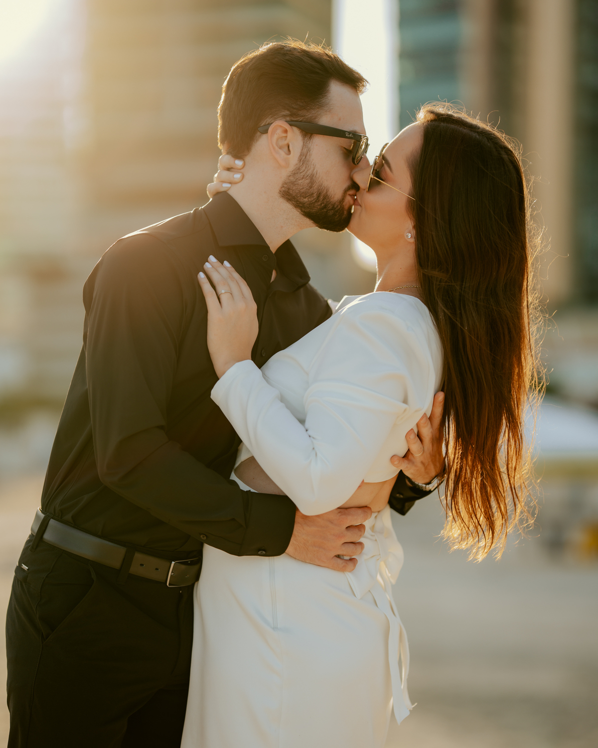 Ensaio pré-wedding de Gabi e Henrique na FG Big Wheel roda gigante de Balneário Camboriú, casal caminhando no pier da orla ao pôr do sol, fotografia urbana romântica com skyline ao fundo e luz dourada cinematográfica