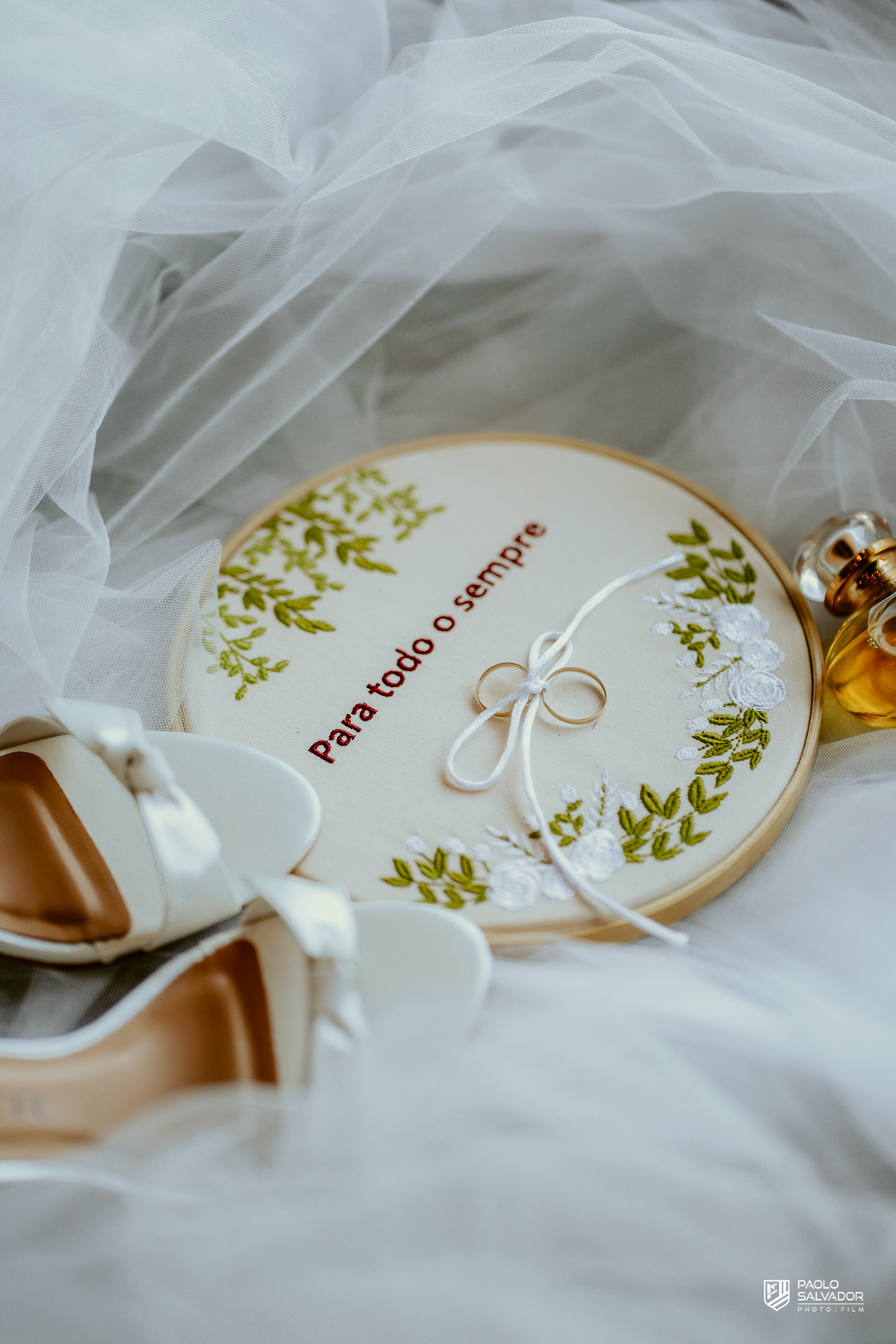 Noiva Jaque se arrumando no chalé do Refúgio dos Lagos em Luiz Alves, making of de casamento em Massaranduba, fotografia de noiva elegante com luz natural, momento íntimo e preparação antes da cerimônia