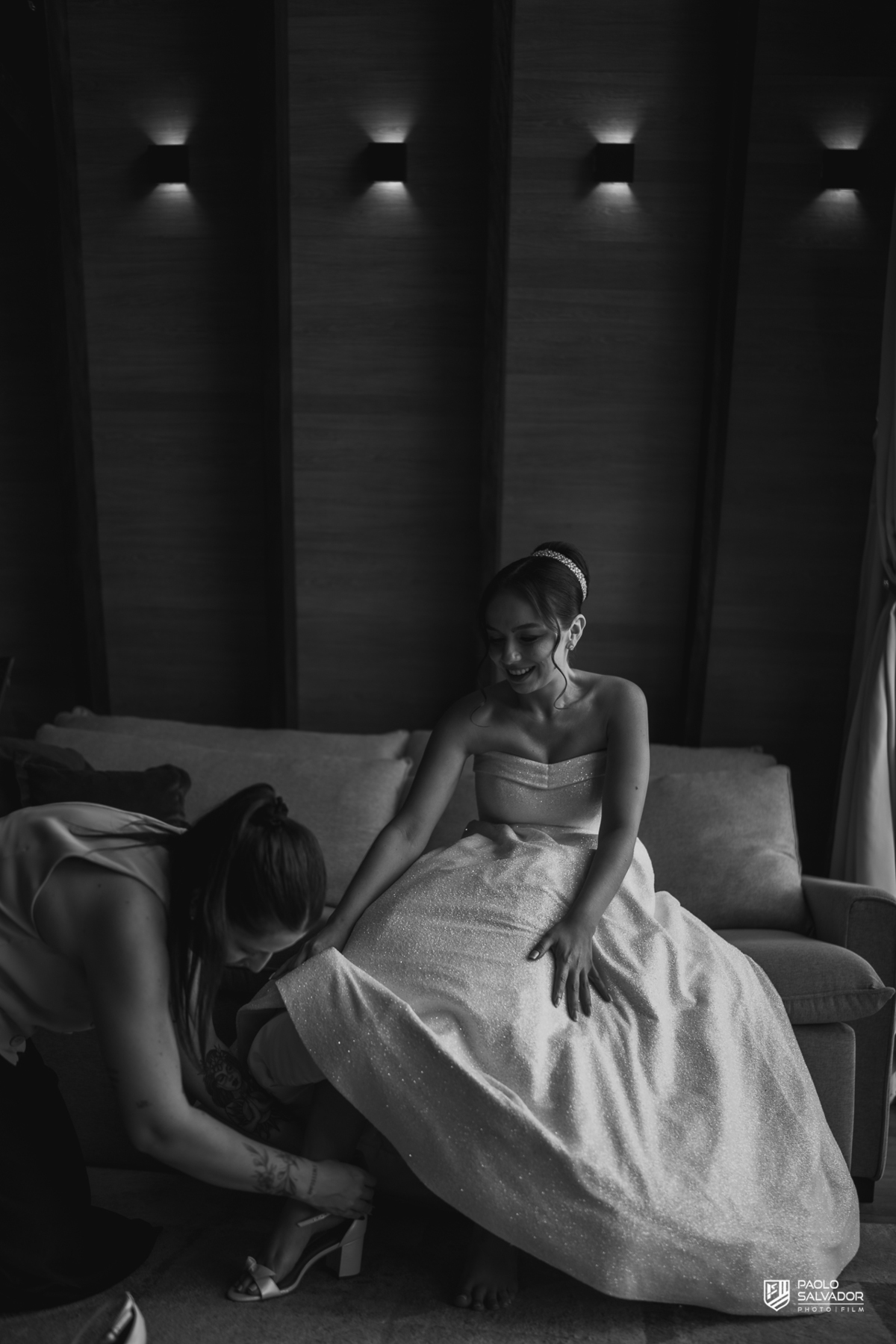 Noiva Jaque se arrumando no chalé do Refúgio dos Lagos em Luiz Alves, making of de casamento em Massaranduba, fotografia de noiva elegante com luz natural, momento íntimo e preparação antes da cerimônia