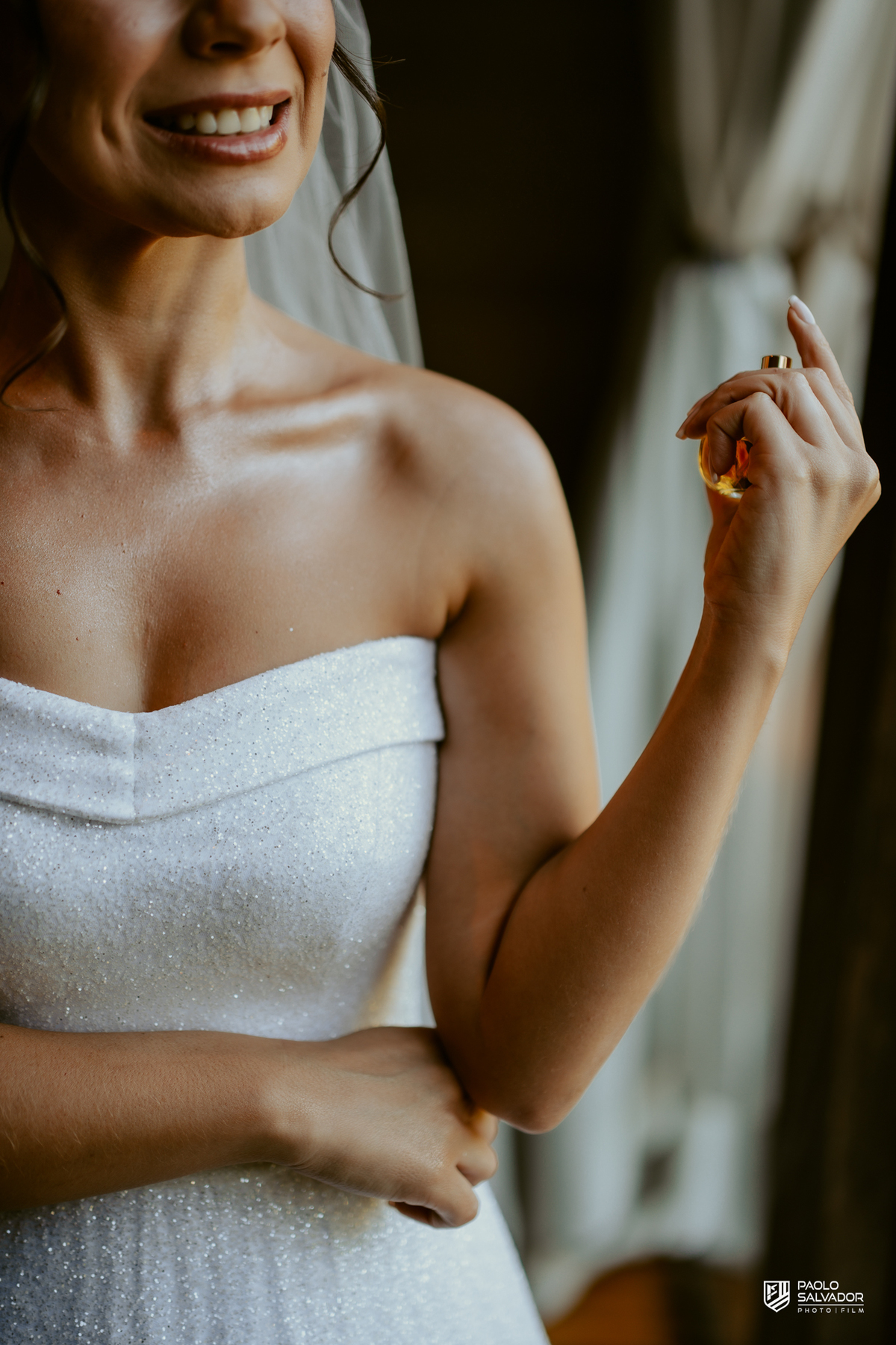 Noiva Jaque se arrumando no chalé do Refúgio dos Lagos em Luiz Alves, making of de casamento em Massaranduba, fotografia de noiva elegante com luz natural, momento íntimo e preparação antes da cerimônia