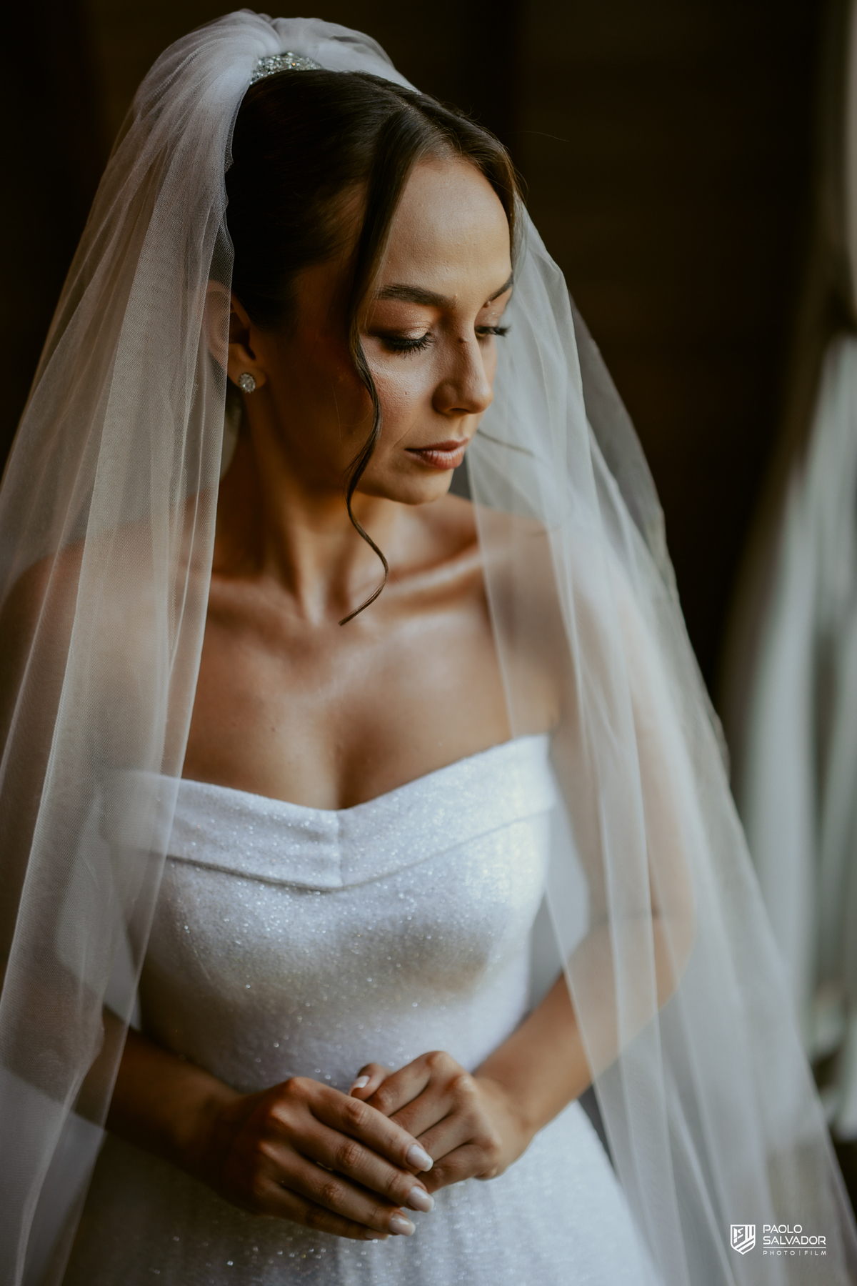 Noiva Jaque se arrumando no chalé do Refúgio dos Lagos em Luiz Alves, making of de casamento em Massaranduba, fotografia de noiva elegante com luz natural, momento íntimo e preparação antes da cerimônia