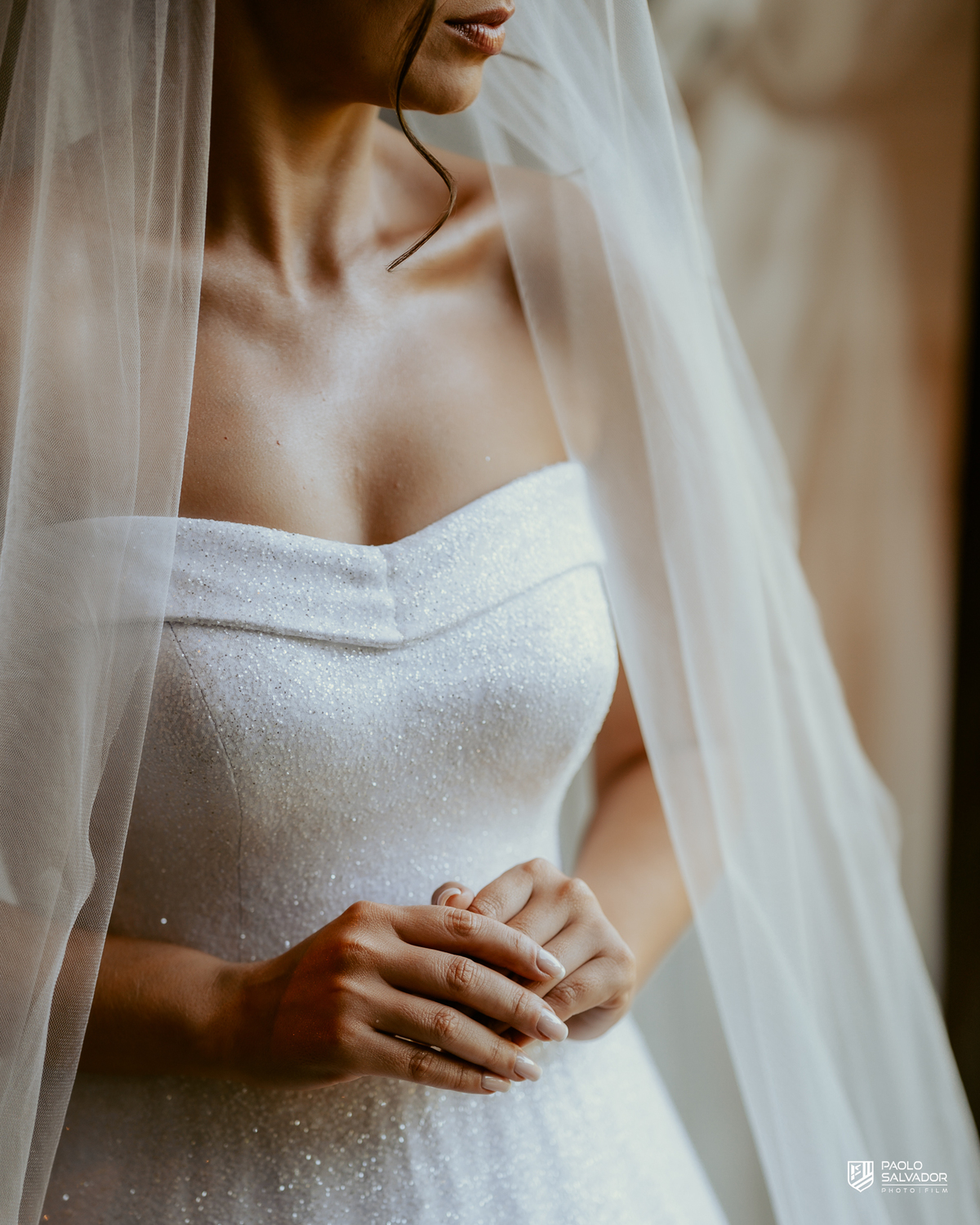 Noiva Jaque se arrumando no chalé do Refúgio dos Lagos em Luiz Alves, making of de casamento em Massaranduba, fotografia de noiva elegante com luz natural, momento íntimo e preparação antes da cerimônia