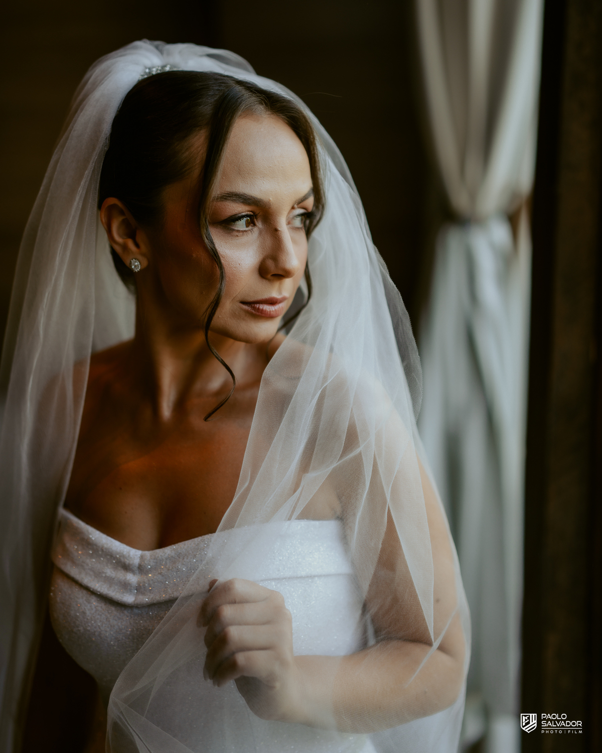 Noiva Jaque se arrumando no chalé do Refúgio dos Lagos em Luiz Alves, making of de casamento em Massaranduba, fotografia de noiva elegante com luz natural, momento íntimo e preparação antes da cerimônia
