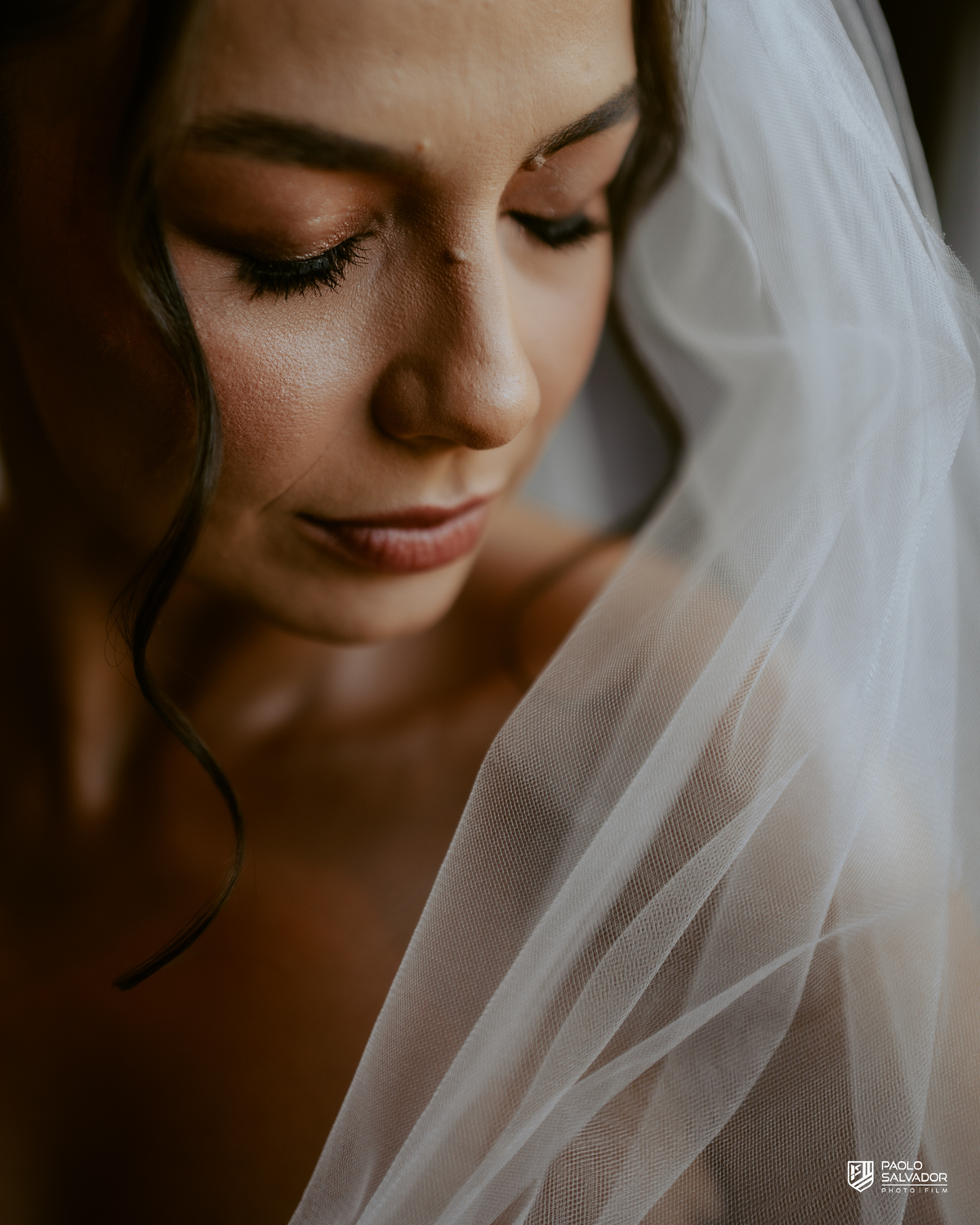 Noiva Jaque se arrumando no chalé do Refúgio dos Lagos em Luiz Alves, making of de casamento em Massaranduba, fotografia de noiva elegante com luz natural, momento íntimo e preparação antes da cerimônia