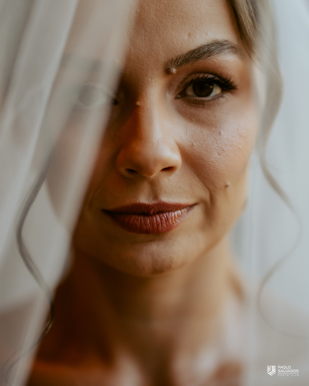 Noiva Jaque se arrumando no chalé do Refúgio dos Lagos em Luiz Alves, making of de casamento em Massaranduba, fotografia de noiva elegante com luz natural, momento íntimo e preparação antes da cerimônia