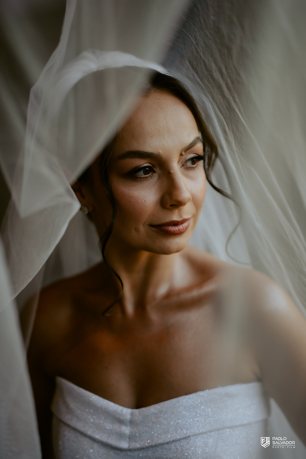Noiva Jaque se arrumando no chalé do Refúgio dos Lagos em Luiz Alves, making of de casamento em Massaranduba, fotografia de noiva elegante com luz natural, momento íntimo e preparação antes da cerimônia