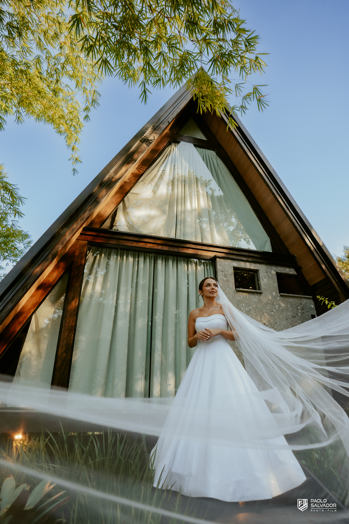 Noiva Jaque se arrumando no chalé do Refúgio dos Lagos em Luiz Alves, making of de casamento em Massaranduba, fotografia de noiva elegante com luz natural, momento íntimo e preparação antes da cerimônia