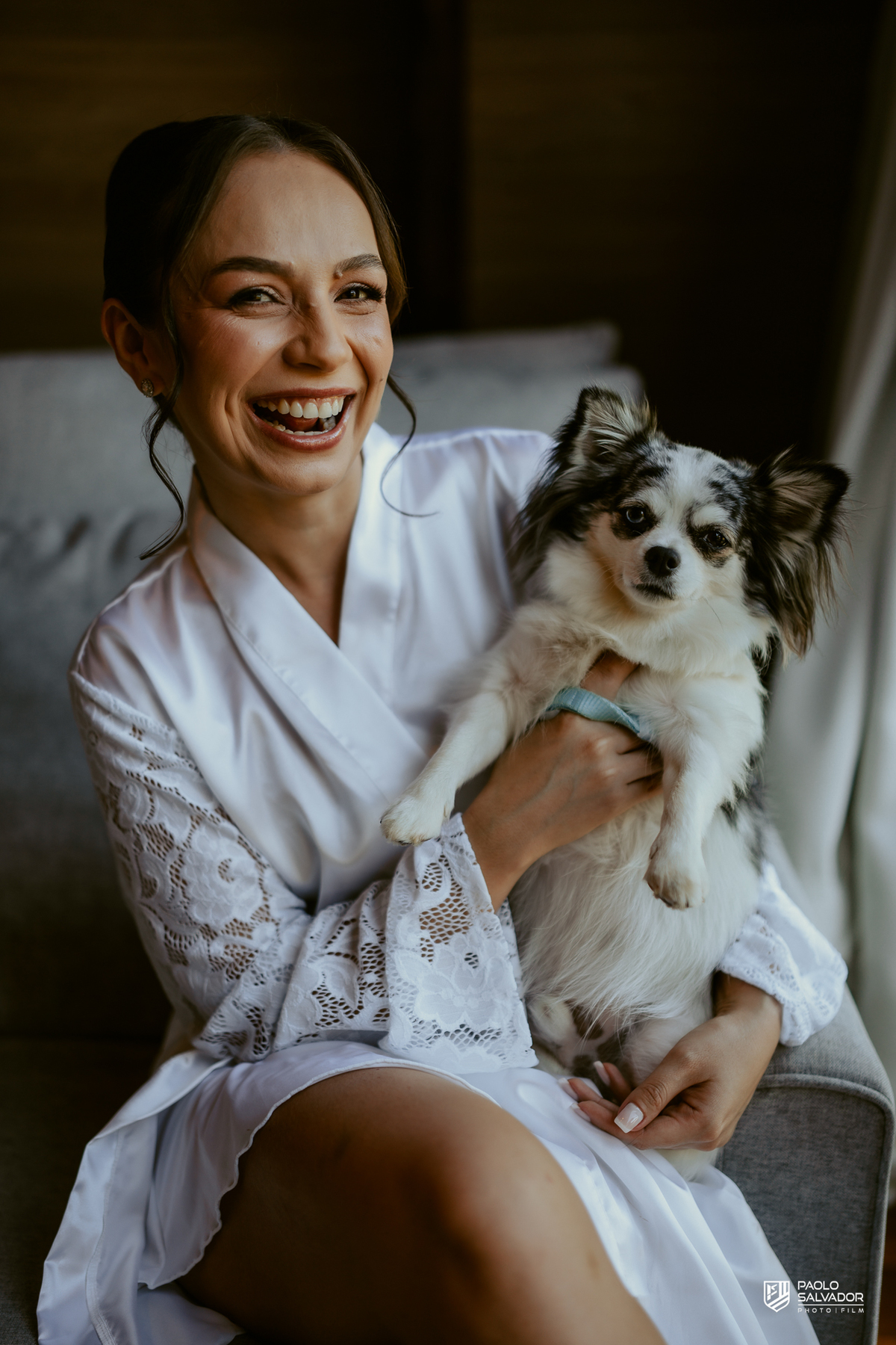 Noiva Jaque se arrumando no chalé do Refúgio dos Lagos em Luiz Alves, making of de casamento em Massaranduba, fotografia de noiva elegante com luz natural, momento íntimo e preparação antes da cerimônia