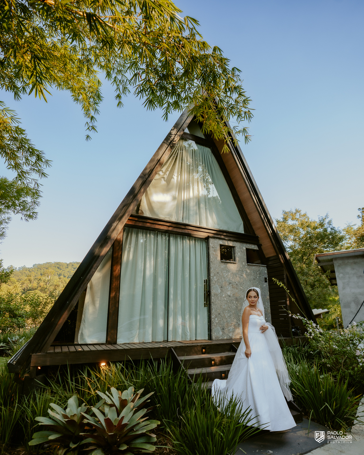 Noiva Jaque se arrumando no chalé do Refúgio dos Lagos em Luiz Alves, making of de casamento em Massaranduba, fotografia de noiva elegante com luz natural, momento íntimo e preparação antes da cerimônia