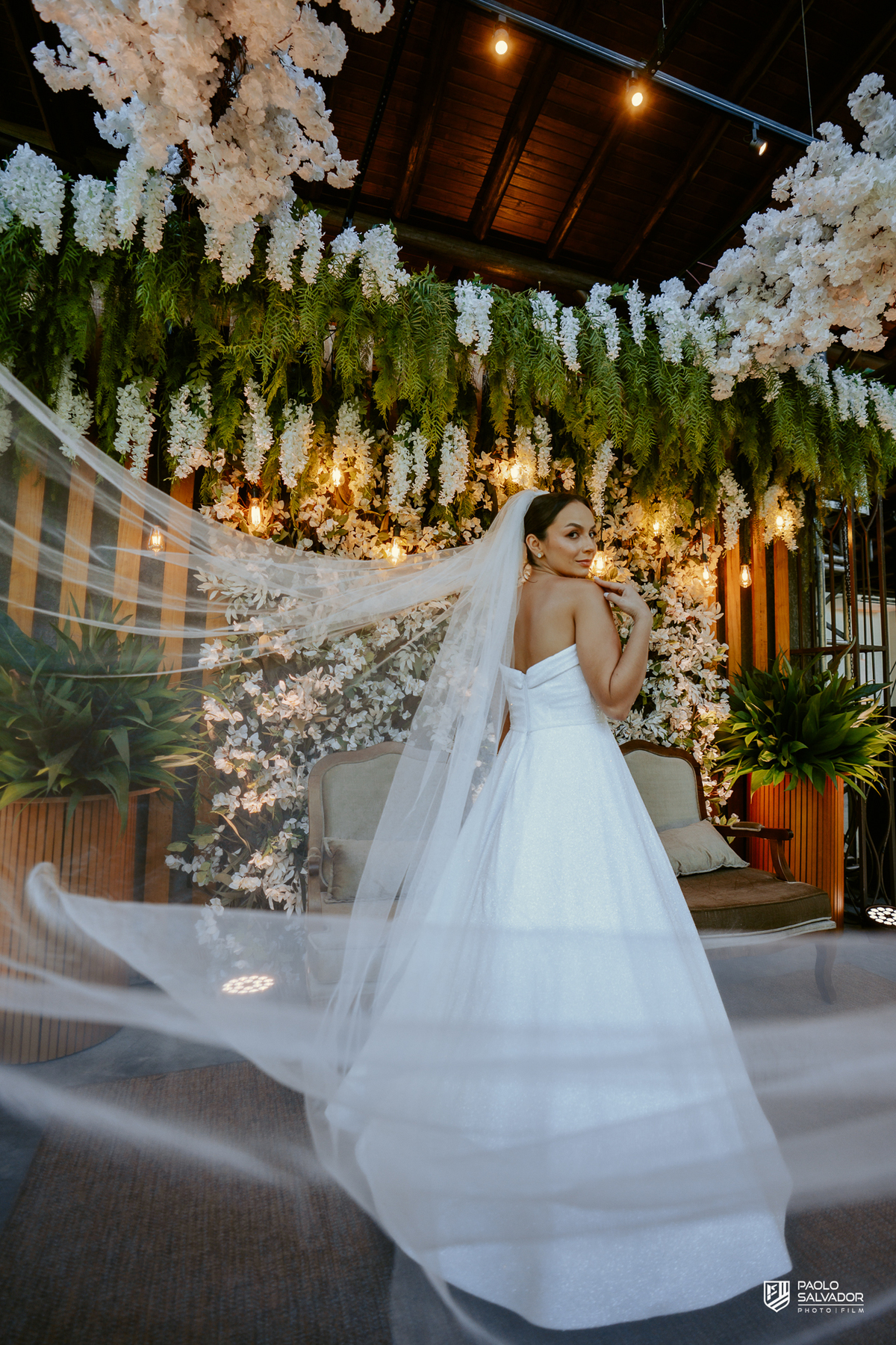 Noiva Jaque pronta para casamento no Refúgio dos Lagos em Luiz Alves, fotos no jardim ao ar livre, ensaio de noiva antes da cerimônia, vestido Michelle Hermes, fotografia romântica em Massaranduba