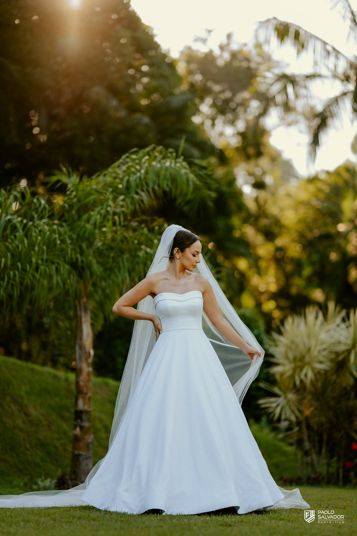 Noiva Jaque pronta para casamento no Refúgio dos Lagos em Luiz Alves, fotos no jardim ao ar livre, ensaio de noiva antes da cerimônia, vestido Michelle Hermes, fotografia romântica em Massaranduba
