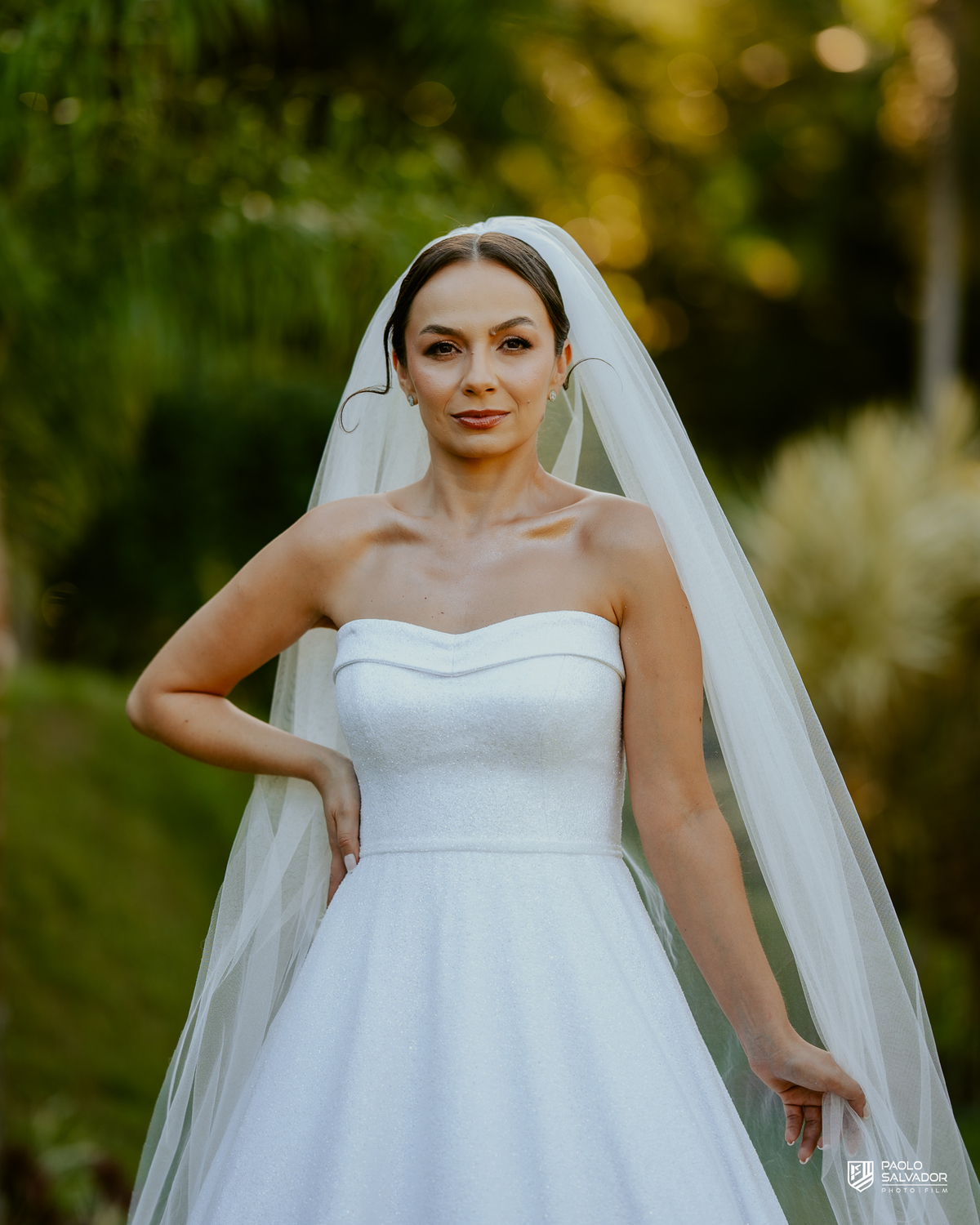 Noiva Jaque pronta para casamento no Refúgio dos Lagos em Luiz Alves, fotos no jardim ao ar livre, ensaio de noiva antes da cerimônia, vestido Michelle Hermes, fotografia romântica em Massaranduba
