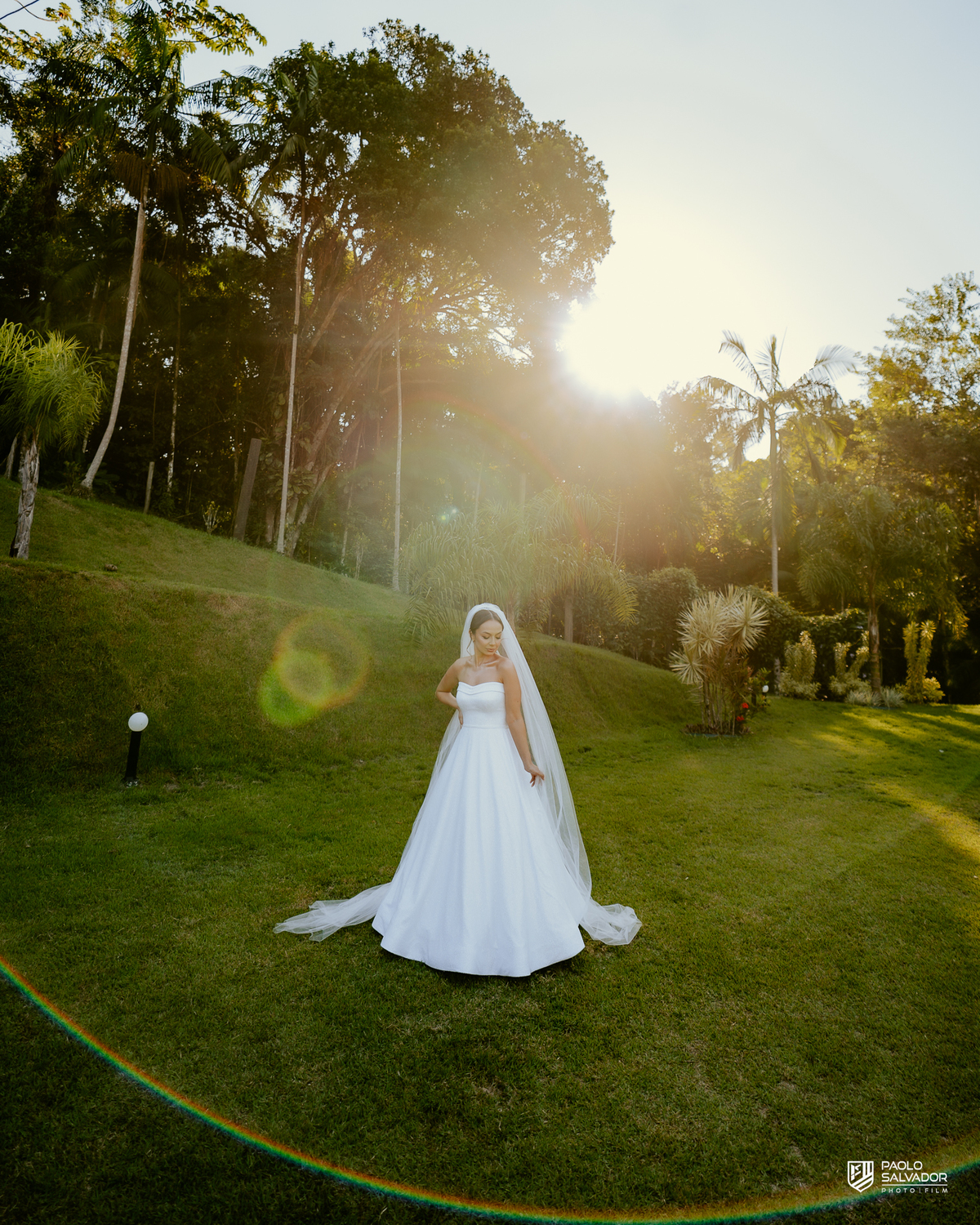 Noiva Jaque pronta para casamento no Refúgio dos Lagos em Luiz Alves, fotos no jardim ao ar livre, ensaio de noiva antes da cerimônia, vestido Michelle Hermes, fotografia romântica em Massaranduba