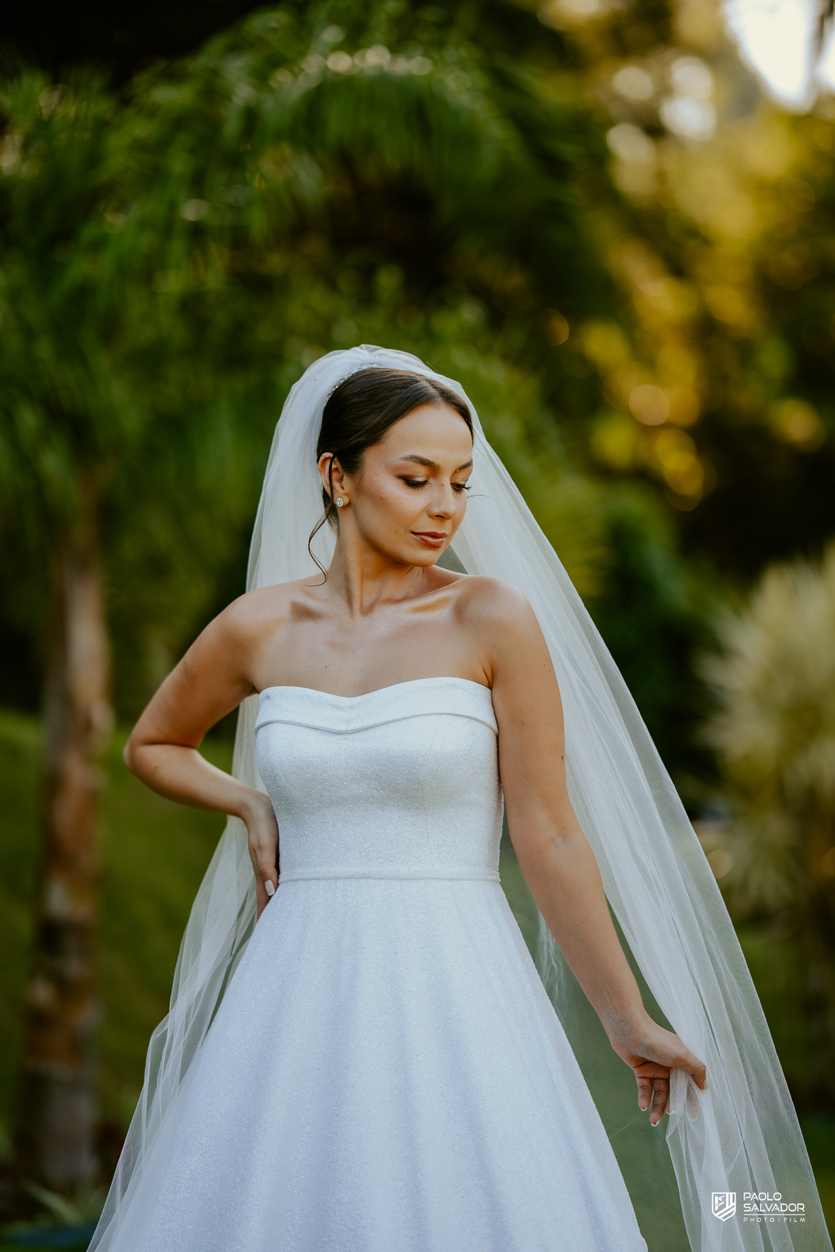 Noiva Jaque pronta para casamento no Refúgio dos Lagos em Luiz Alves, fotos no jardim ao ar livre, ensaio de noiva antes da cerimônia, vestido Michelle Hermes, fotografia romântica em Massaranduba