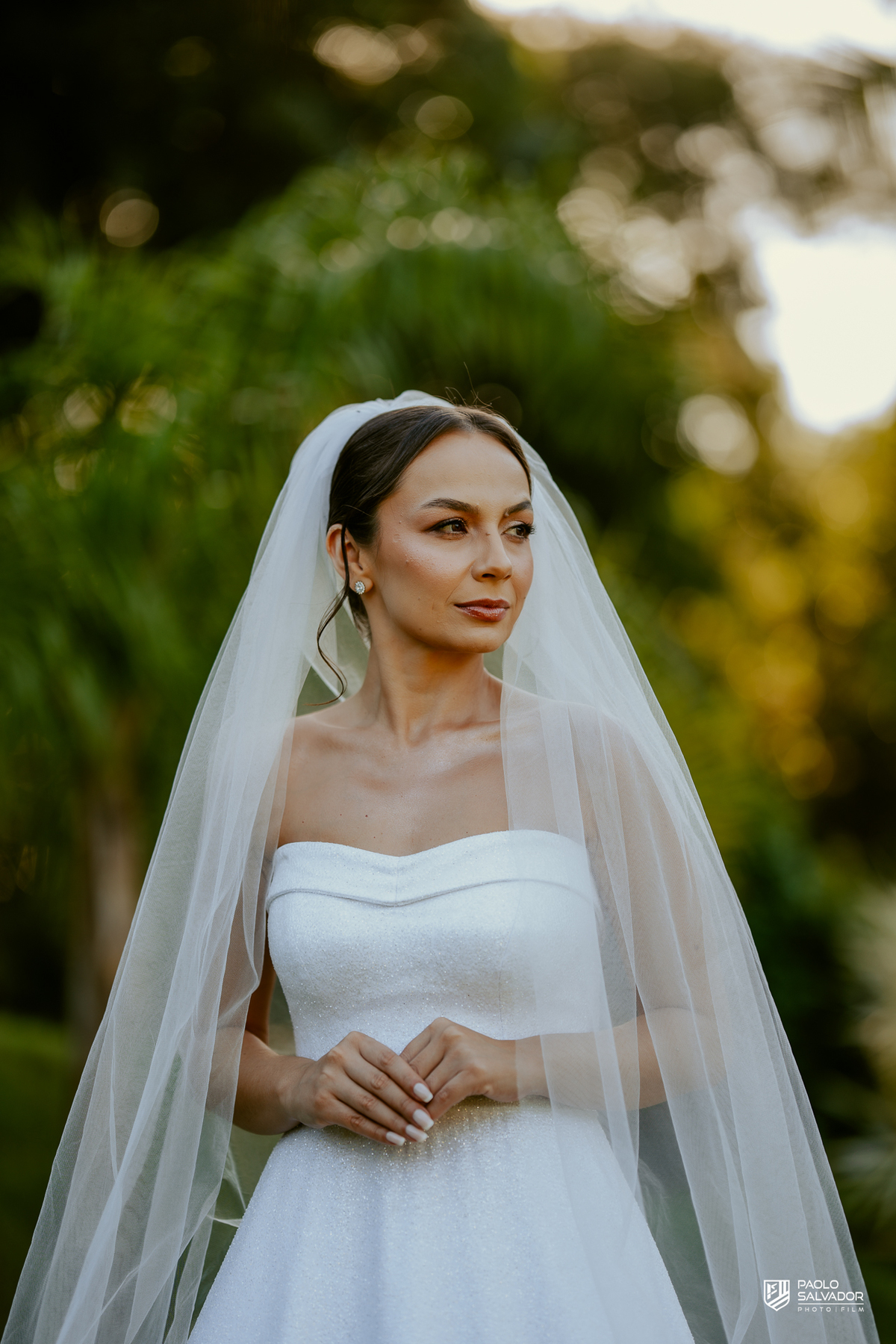 Noiva Jaque pronta para casamento no Refúgio dos Lagos em Luiz Alves, fotos no jardim ao ar livre, ensaio de noiva antes da cerimônia, vestido Michelle Hermes, fotografia romântica em Massaranduba