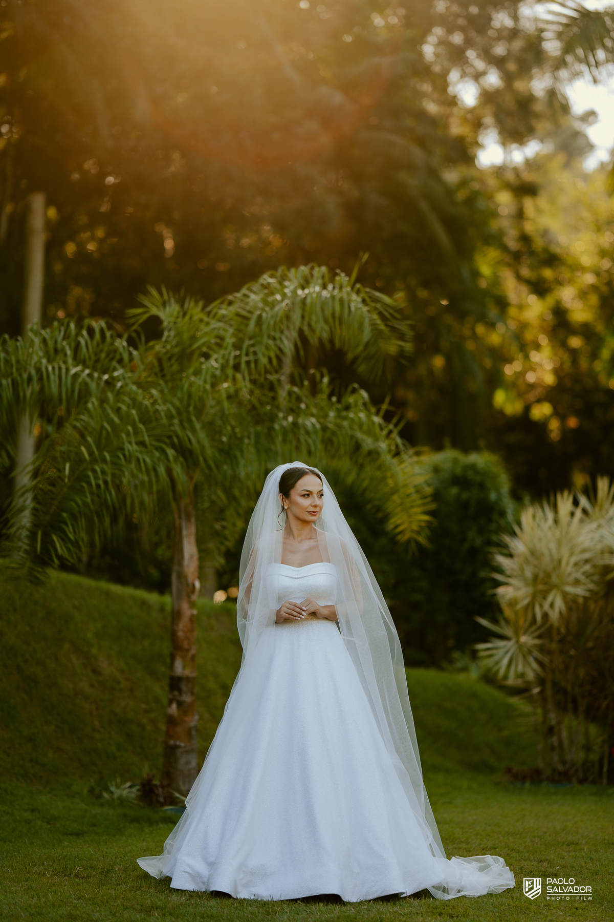 Noiva Jaque pronta para casamento no Refúgio dos Lagos em Luiz Alves, fotos no jardim ao ar livre, ensaio de noiva antes da cerimônia, vestido Michelle Hermes, fotografia romântica em Massaranduba
