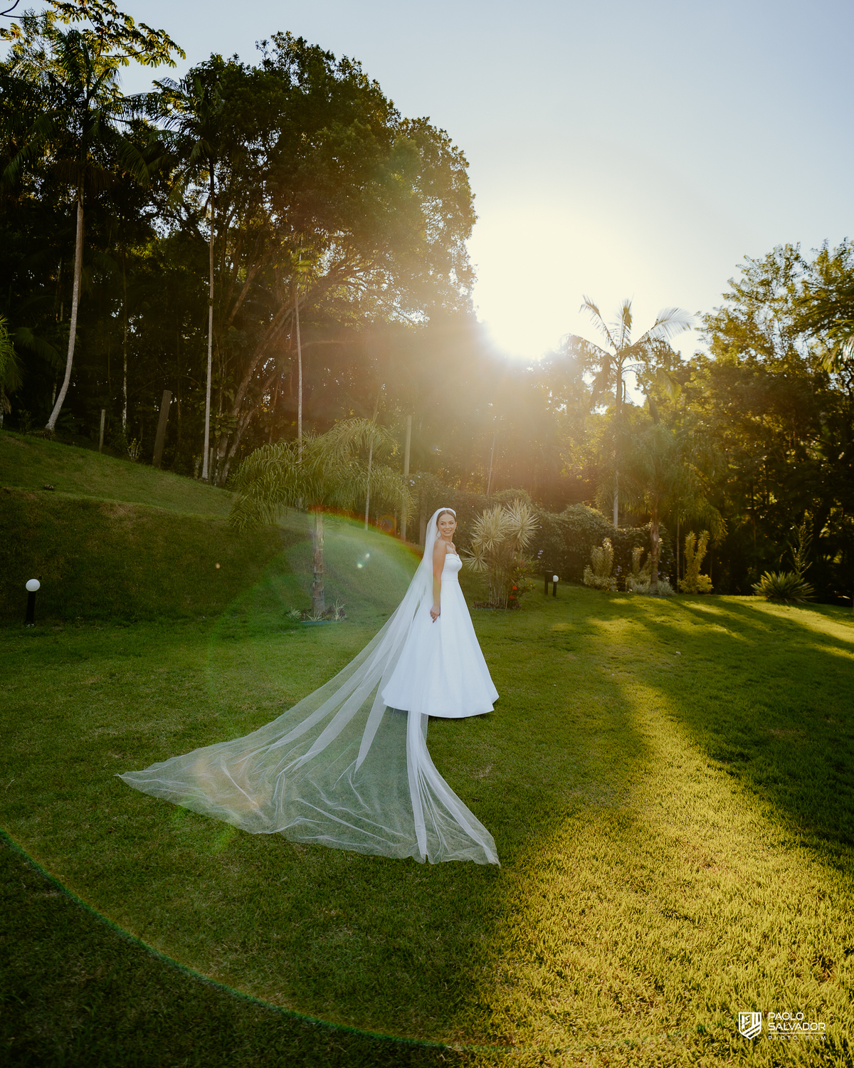 Noiva Jaque pronta para casamento no Refúgio dos Lagos em Luiz Alves, fotos no jardim ao ar livre, ensaio de noiva antes da cerimônia, vestido Michelle Hermes, fotografia romântica em Massaranduba