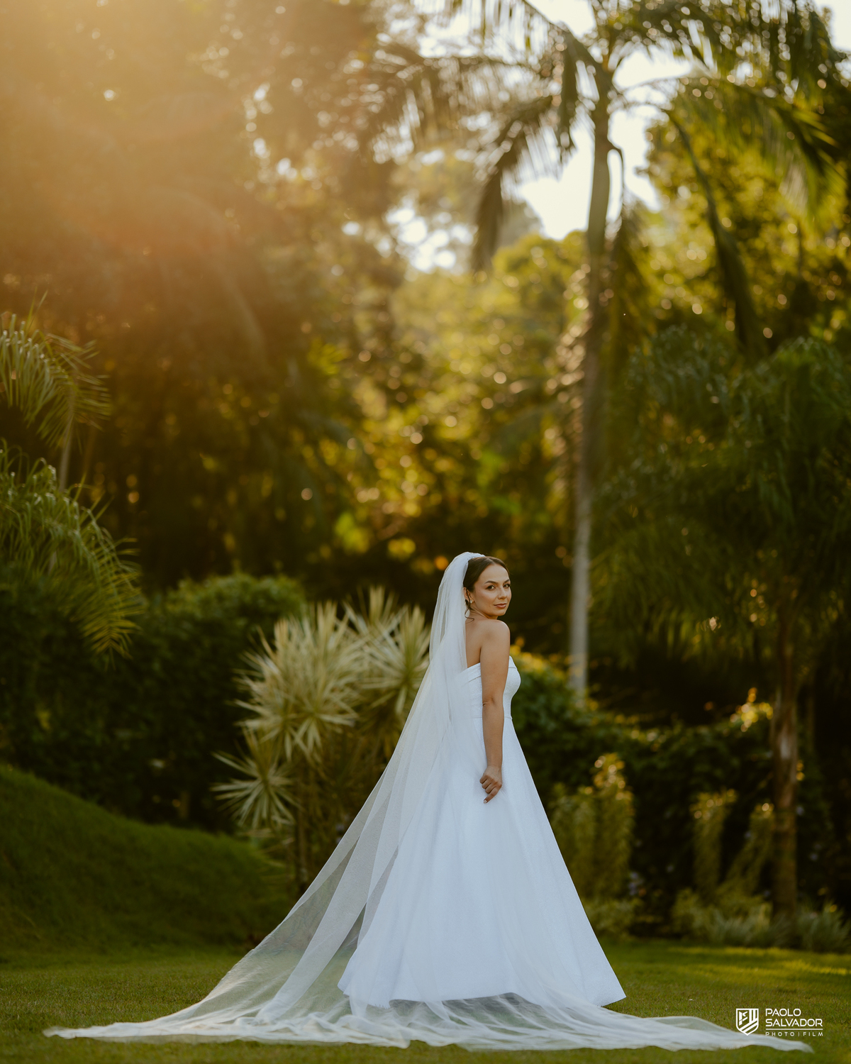 Noiva Jaque pronta para casamento no Refúgio dos Lagos em Luiz Alves, fotos no jardim ao ar livre, ensaio de noiva antes da cerimônia, vestido Michelle Hermes, fotografia romântica em Massaranduba