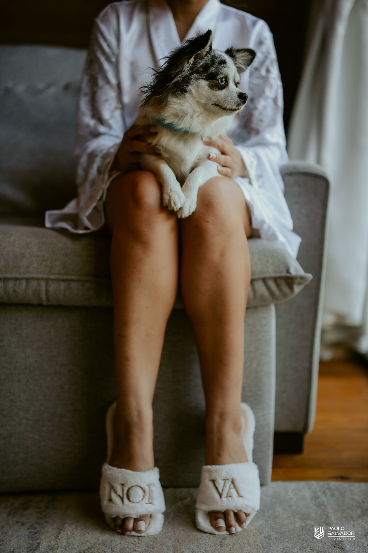 Noiva Jaque se arrumando no chalé do Refúgio dos Lagos em Luiz Alves, making of de casamento em Massaranduba, fotografia de noiva elegante com luz natural, momento íntimo e preparação antes da cerimônia