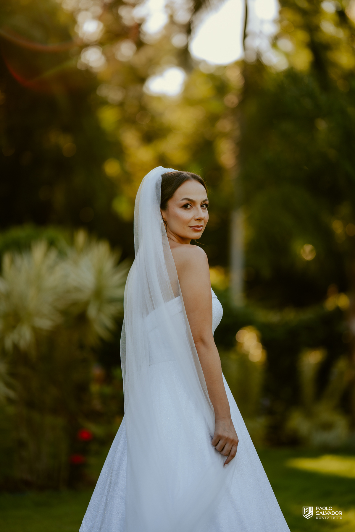 Noiva Jaque pronta para casamento no Refúgio dos Lagos em Luiz Alves, fotos no jardim ao ar livre, ensaio de noiva antes da cerimônia, vestido Michelle Hermes, fotografia romântica em Massaranduba